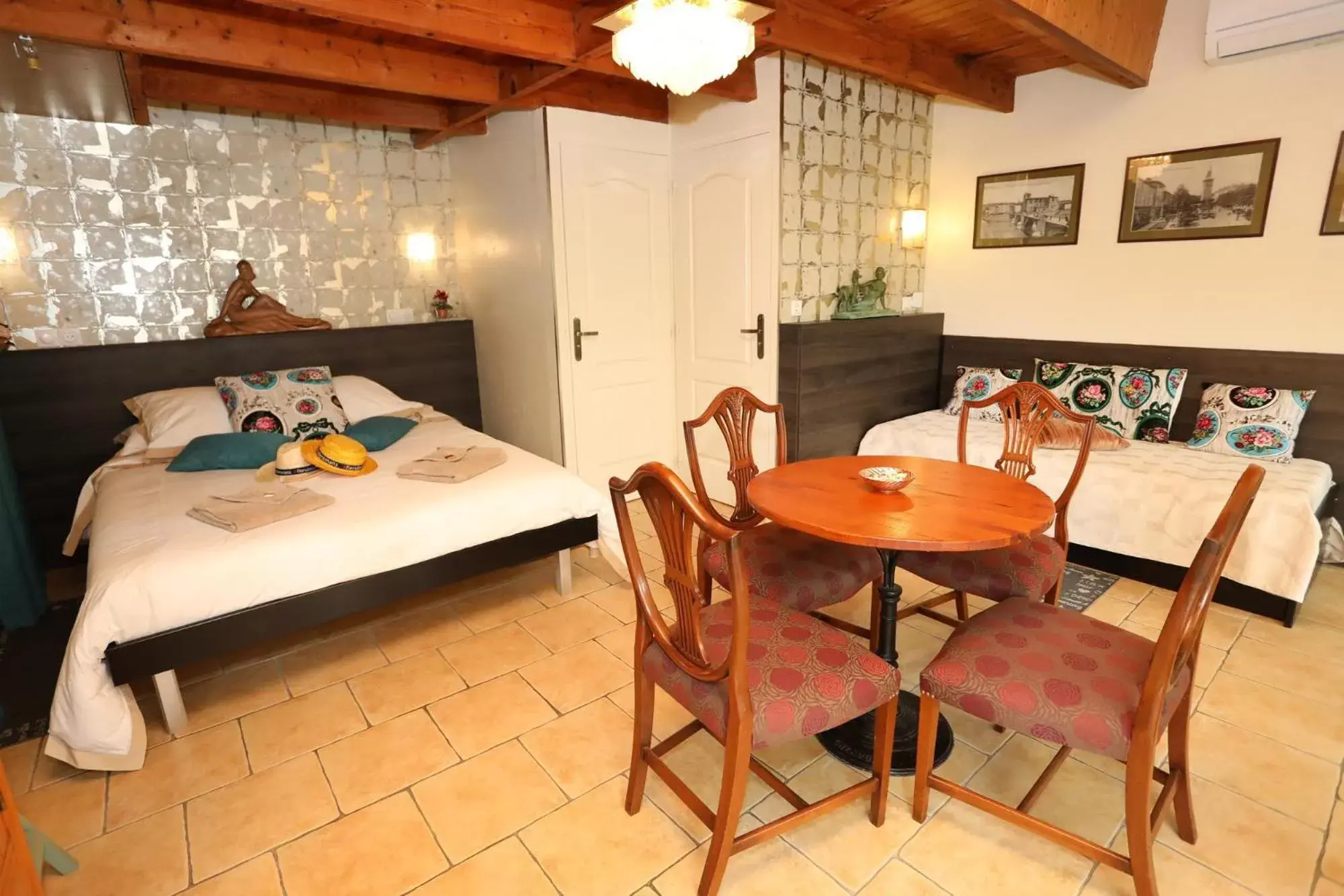 Bedroom, Dining Area in Maison d'Hôtes et Roulotte" Le 6 Bis"