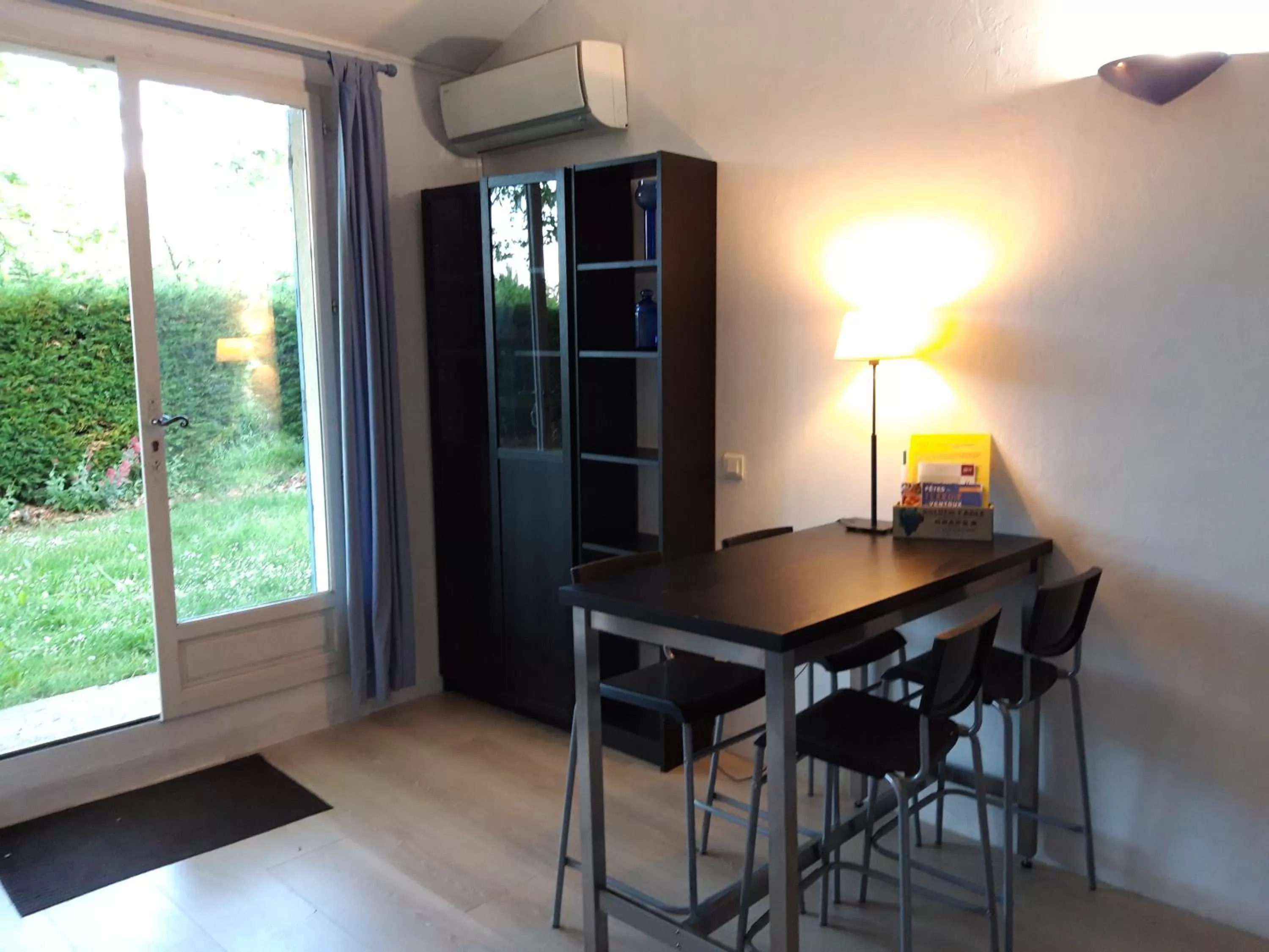 Photo of the whole room, Dining Area in Chambres d'Hôtes Aux Tournesols