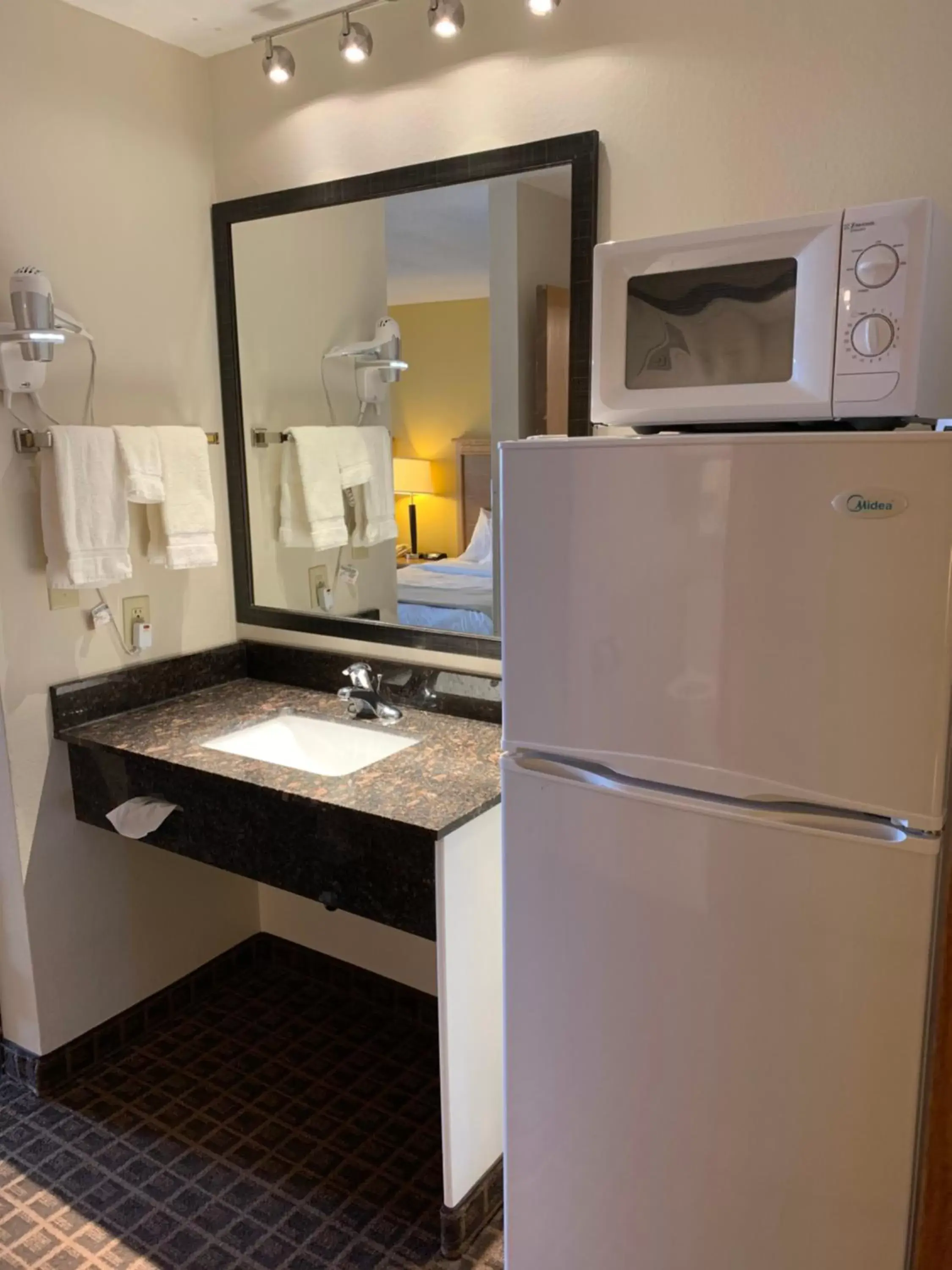 minibar, Bathroom in AmericInn by Wyndham Aberdeen Event Center