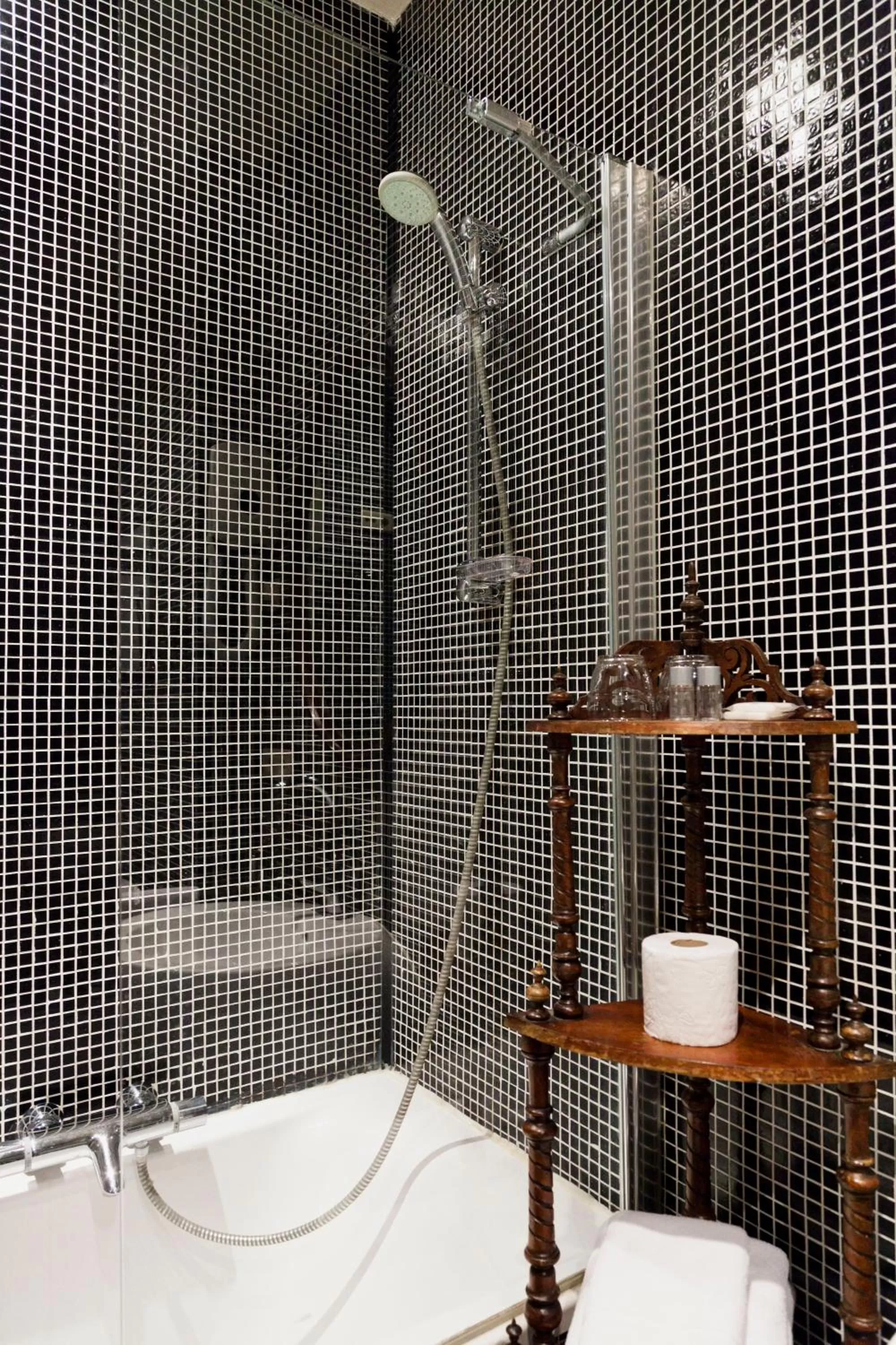 Shower in Hotel Diamonds and Pearls