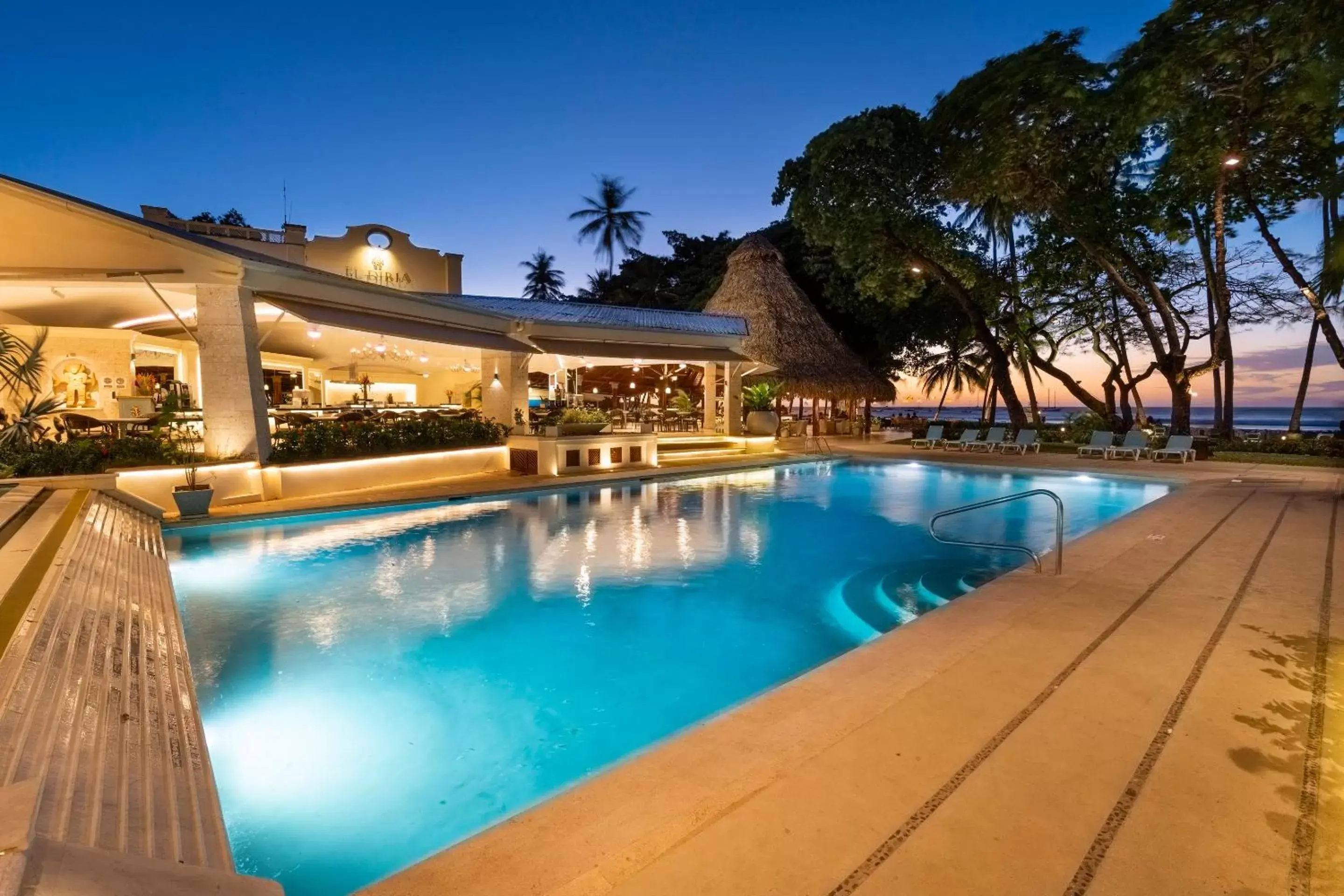 Swimming Pool in Hotel Tamarindo Diria Beach Resort