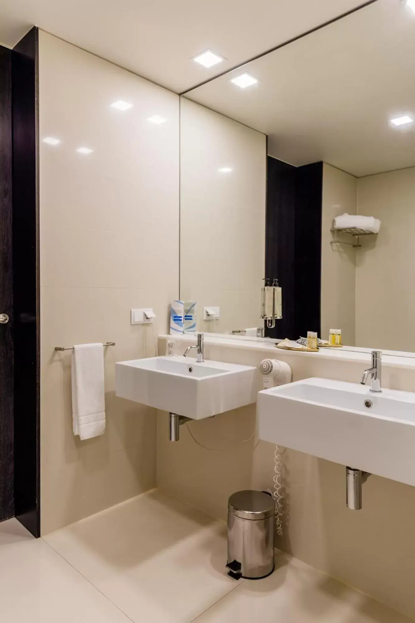 Bathroom in Axis Viana Business & SPA Hotel