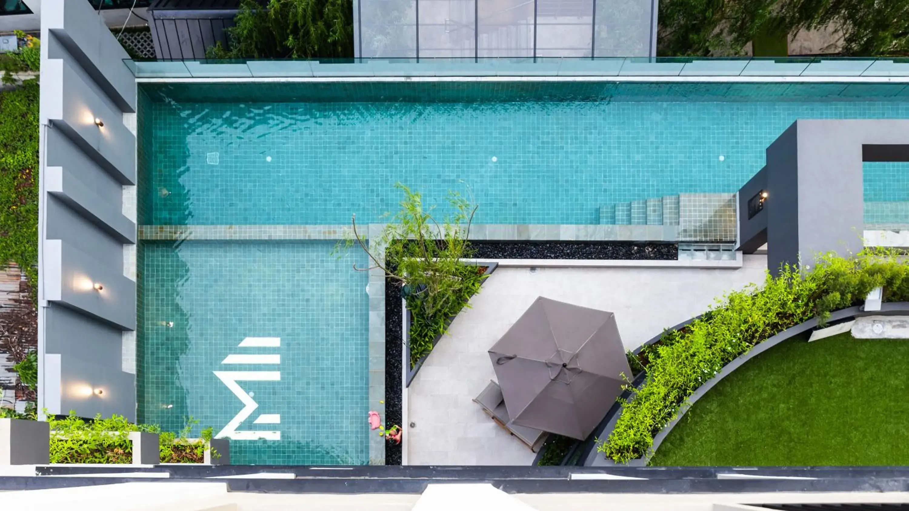 Swimming pool in Mii Hotel Srinakarin Swimming pool in Mii Hotel Srinakarin