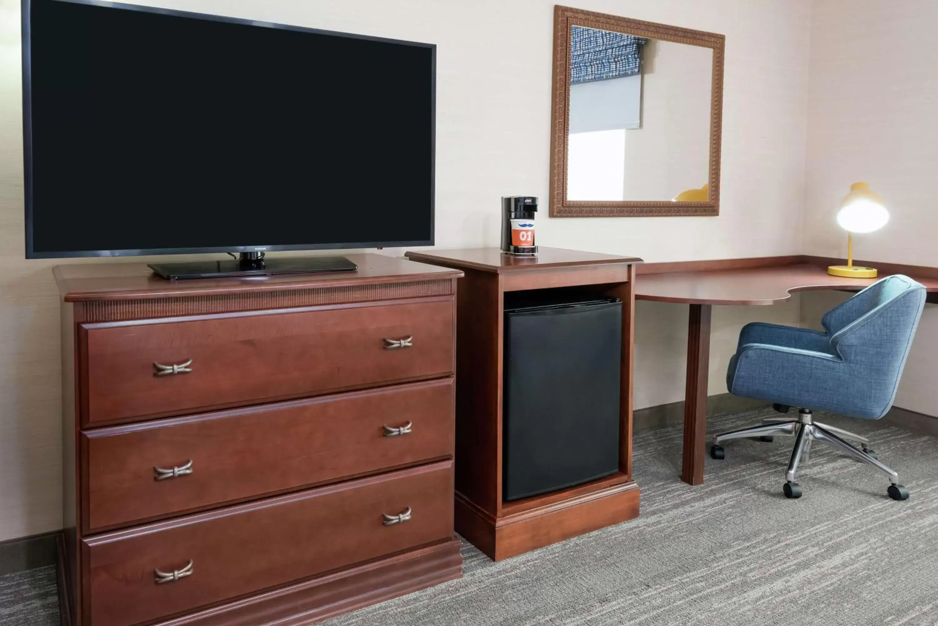 Bedroom, TV/Entertainment Center in Hampton Inn Springfield South Enfield