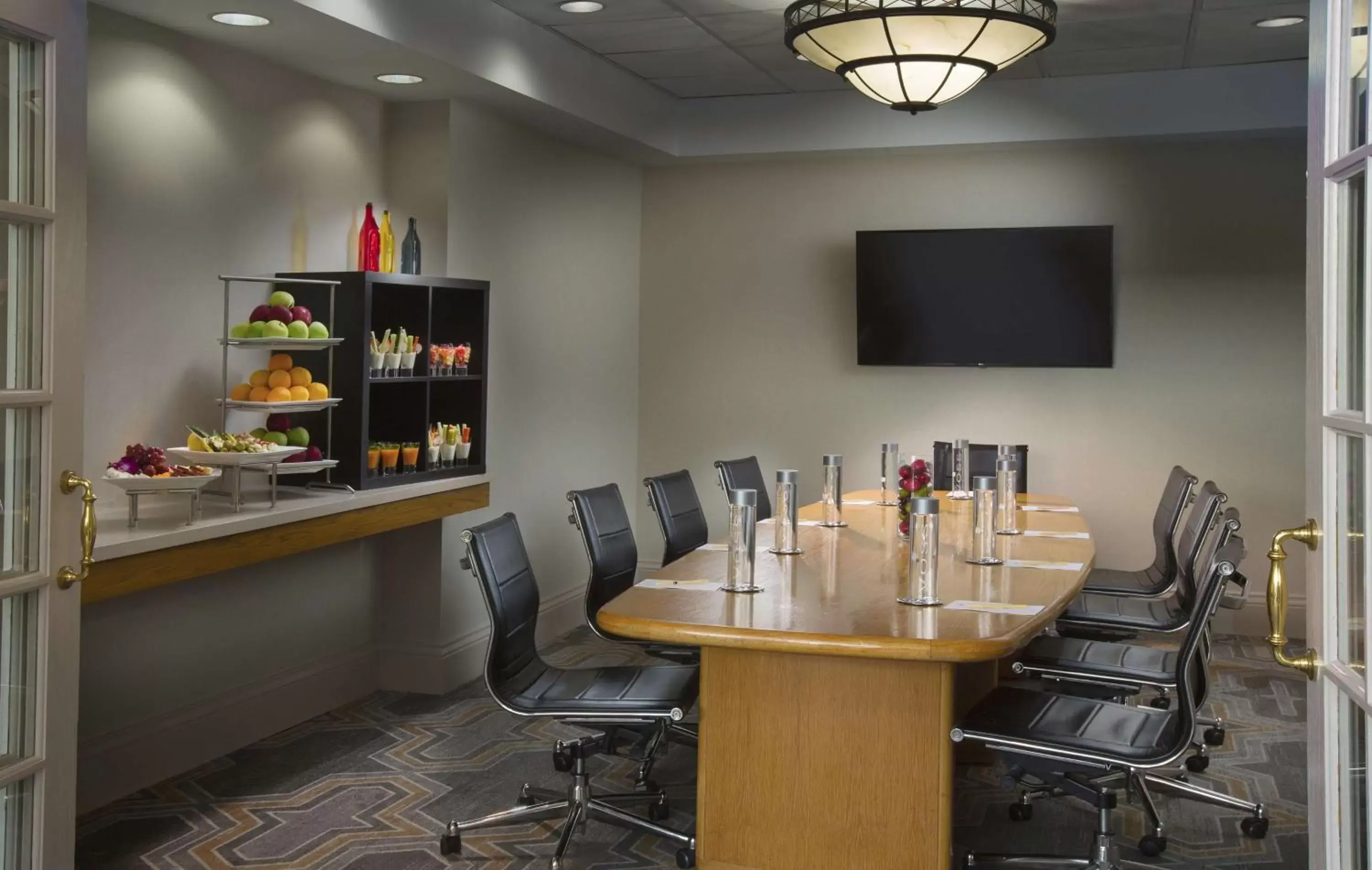 Meeting/conference room, TV/Entertainment Center in DoubleTree by Hilton Chicago - Oak Brook