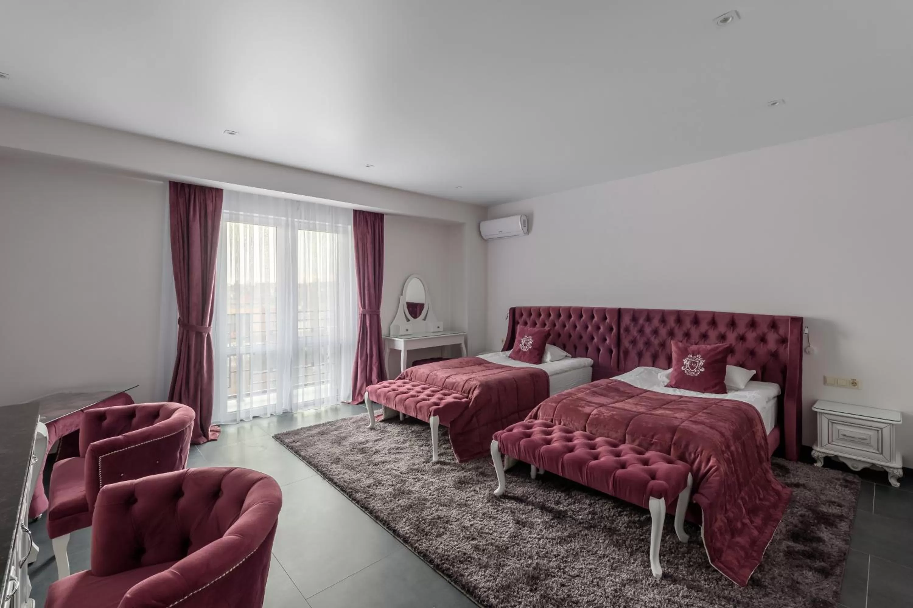 Photo of the whole room in Grand Royal