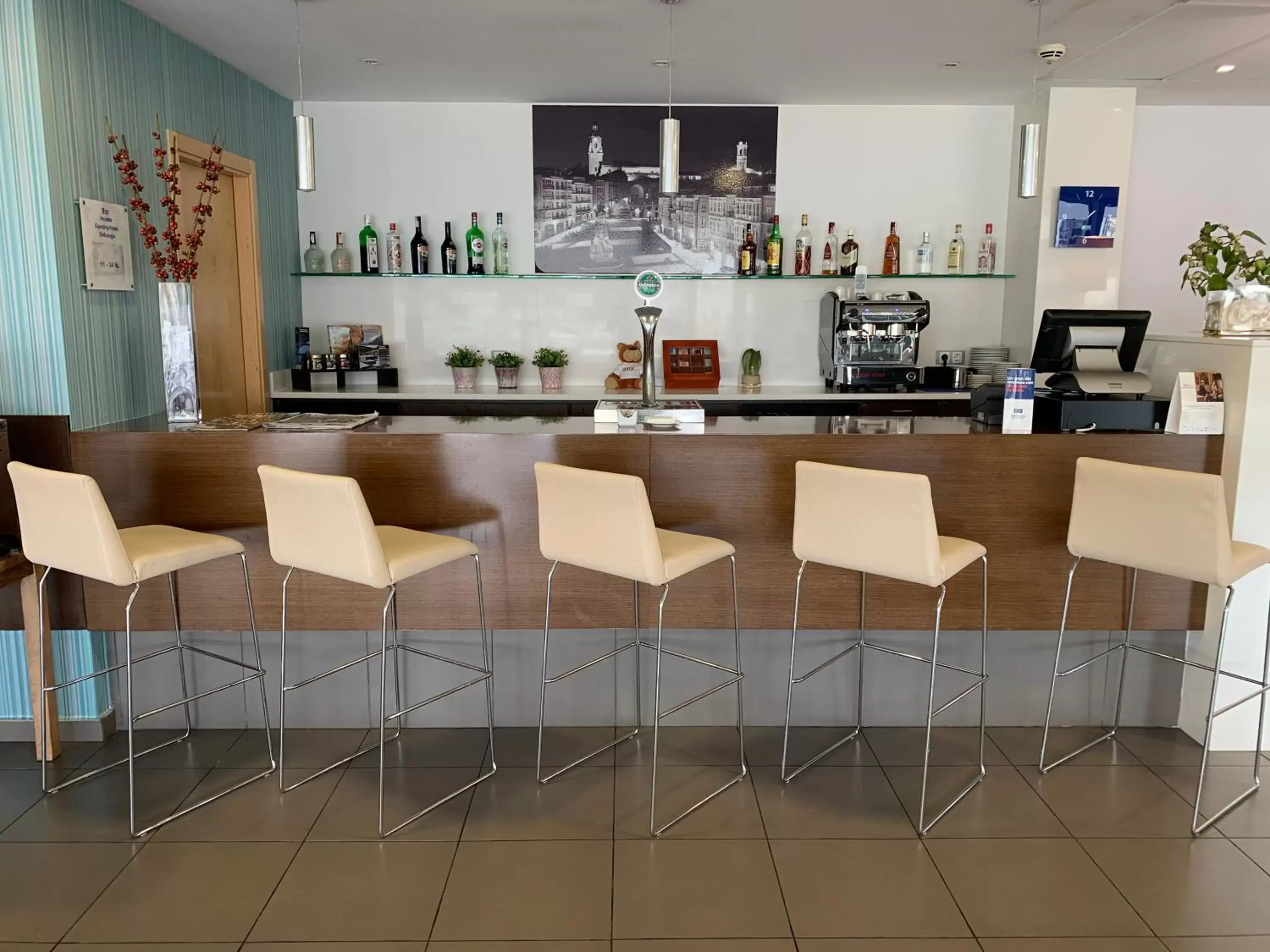 Lounge or bar in Holiday Inn Express Vitoria by IHG Lounge or bar in Holiday Inn Express Vitoria by IHG