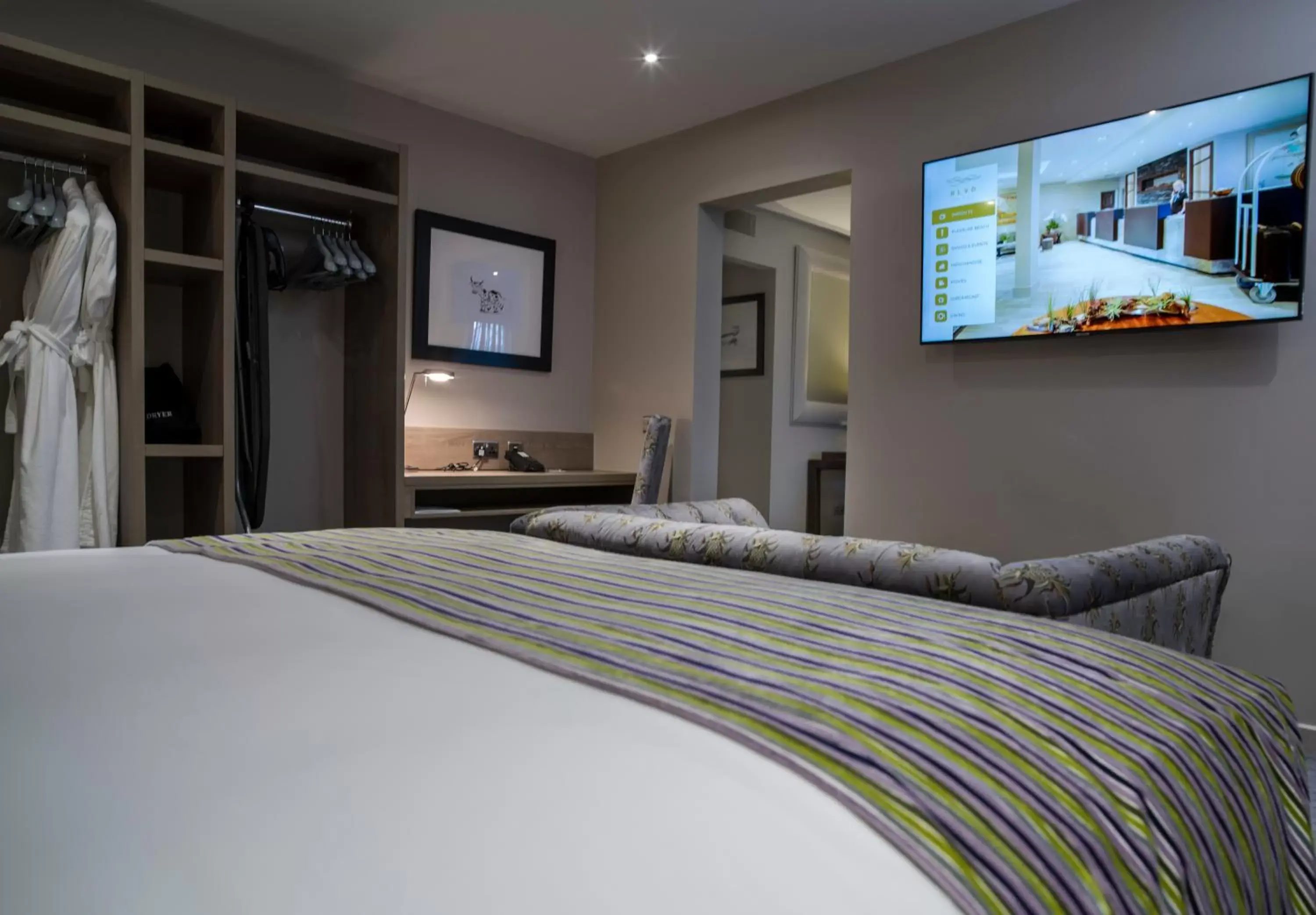Bed, TV/Entertainment Center in Boulevard Hotel