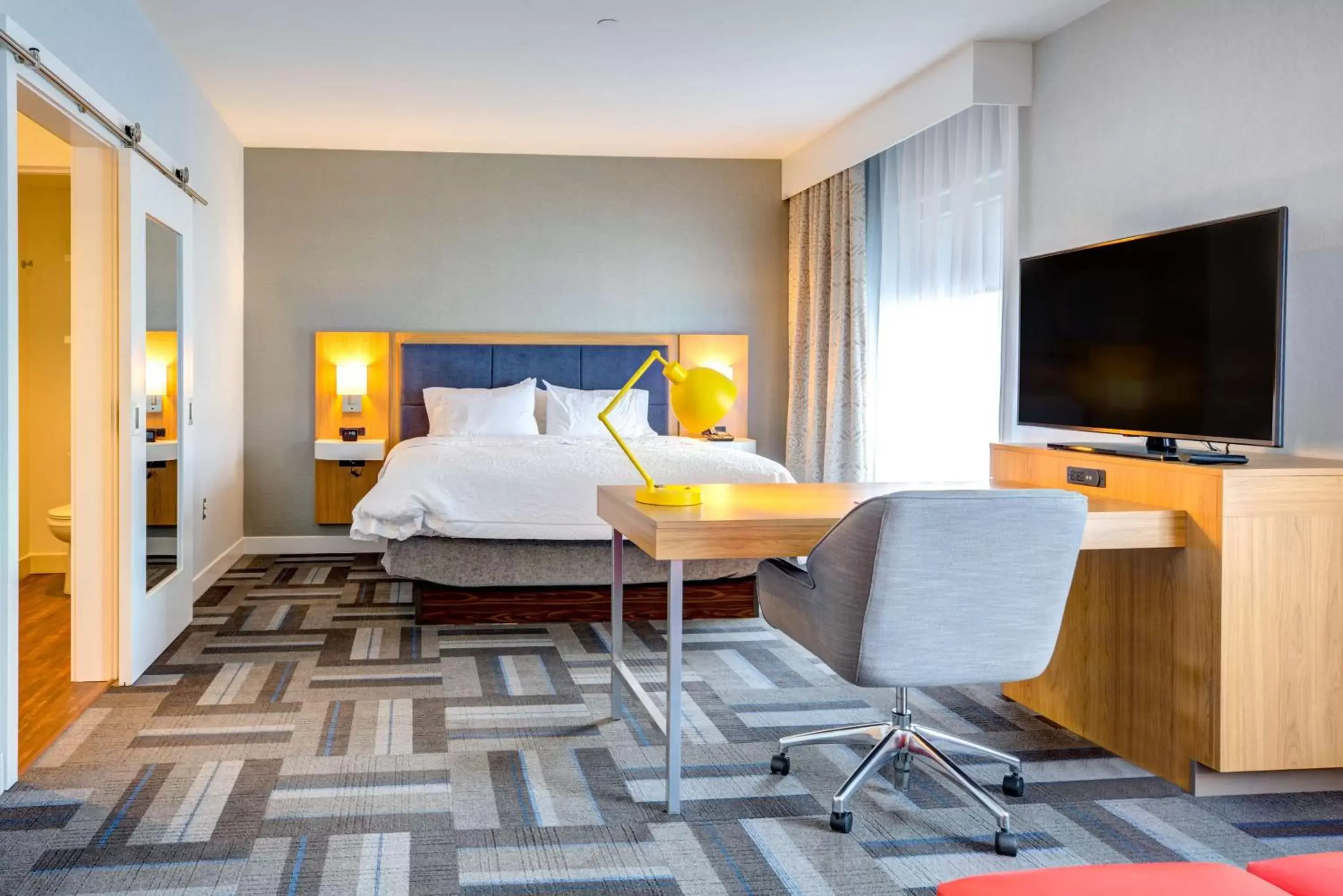 Living room, Bed in Hampton Inn & Suites Boston/Waltham