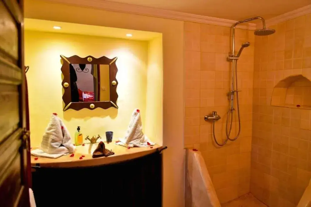 Shower, Bathroom in Riad Dar Saba