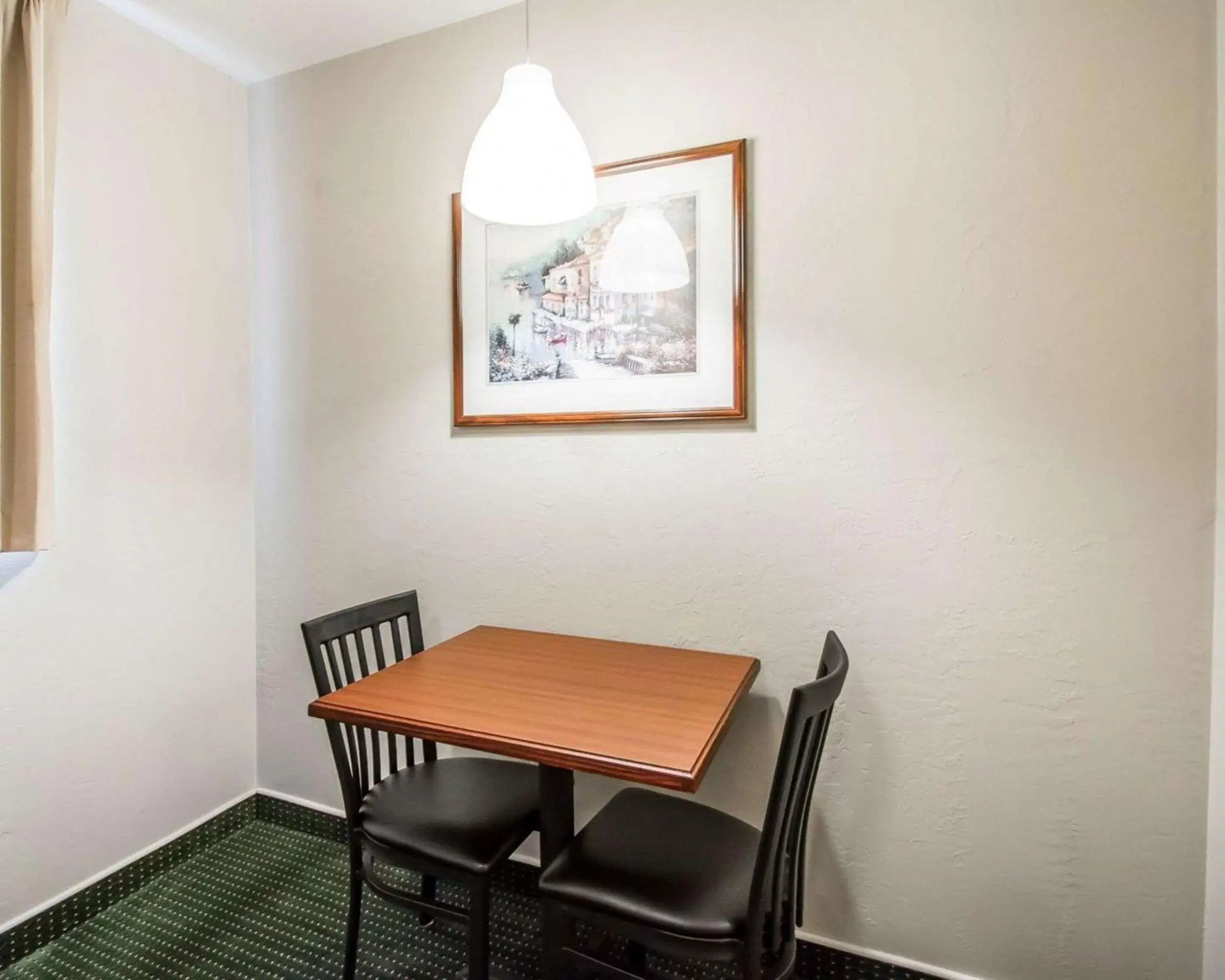 Photo of the whole room, Dining Area in Suburban Studios Melbourne Airport