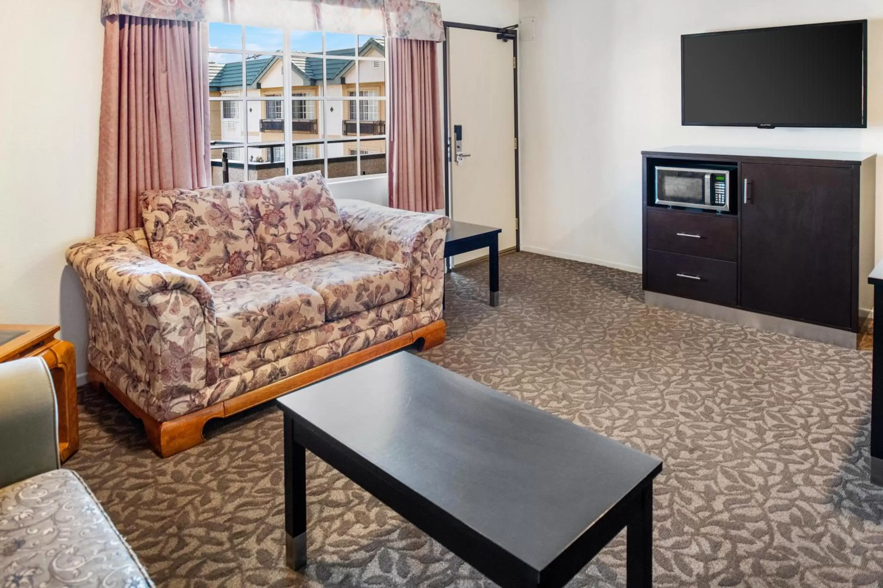 TV and multimedia, Seating Area in Glendale Hotel