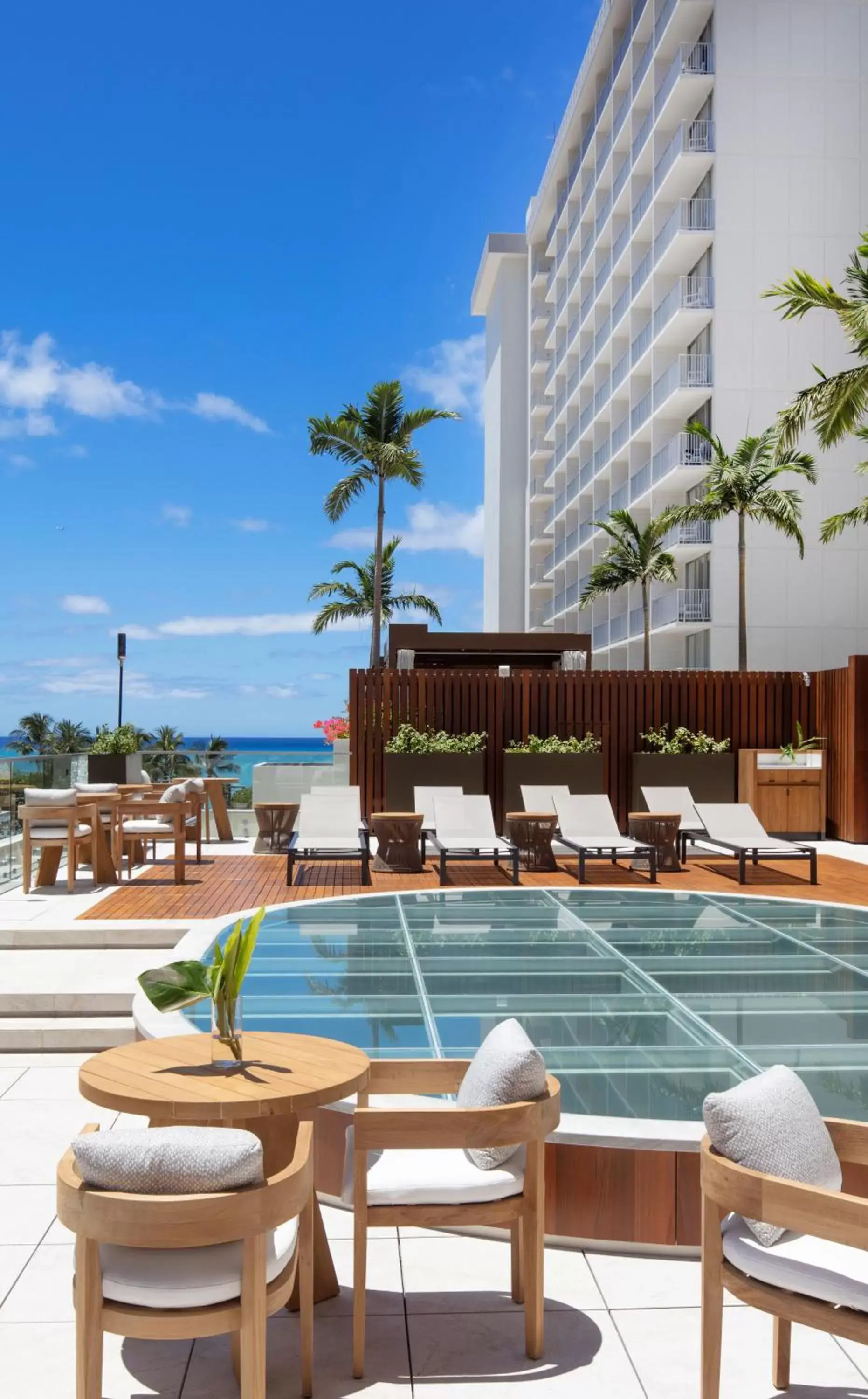 Lounge or bar, Swimming Pool in 'Alohilani Resort Waikiki Beach