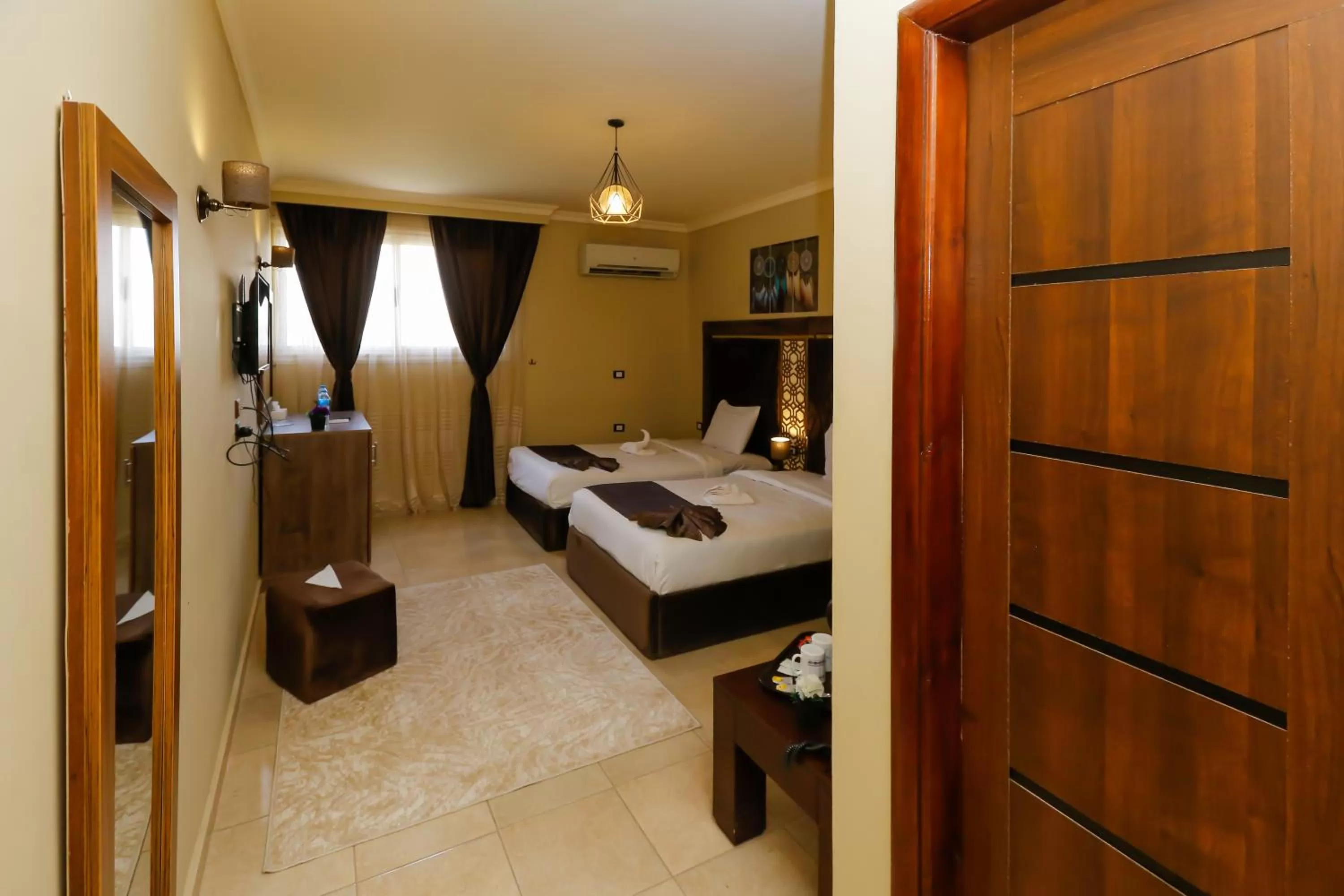 Photo of the whole room, Bed in King Cheops Inn - Pyramid View