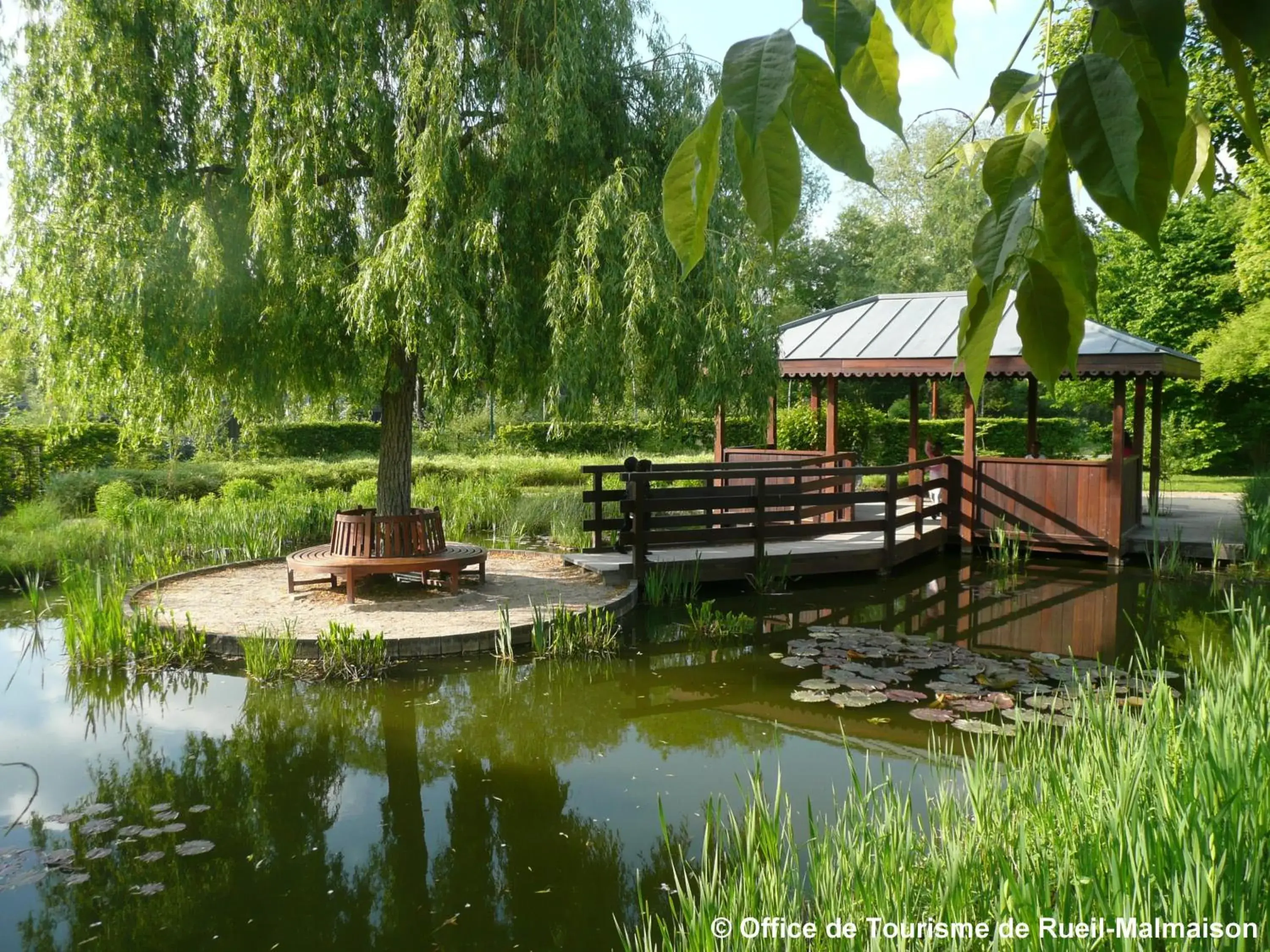 Nearby landmark, Garden in Cerise Chatou