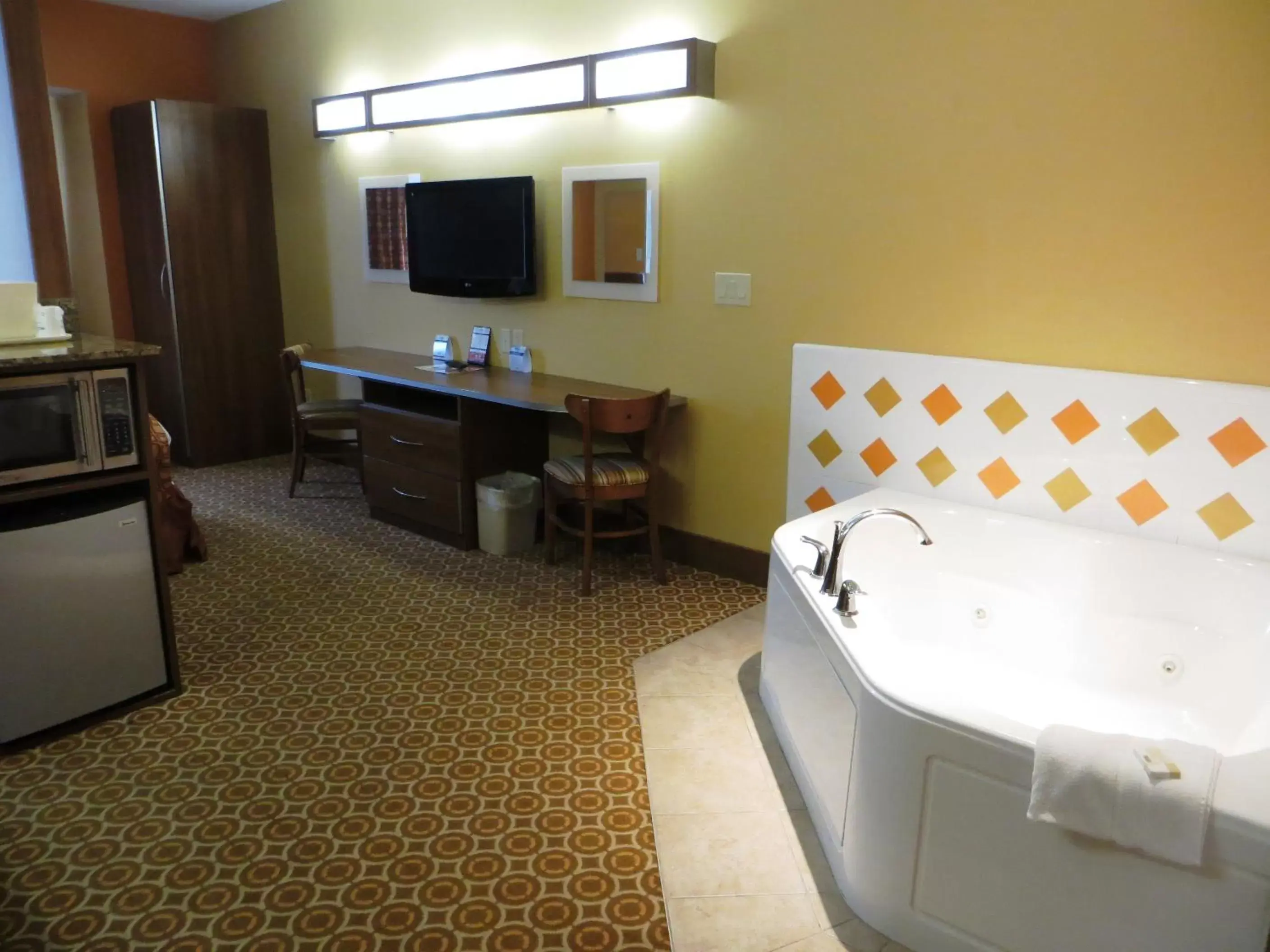 Hot Tub, TV/Entertainment Center in Microtel by Wyndham South Bend Notre Dame University