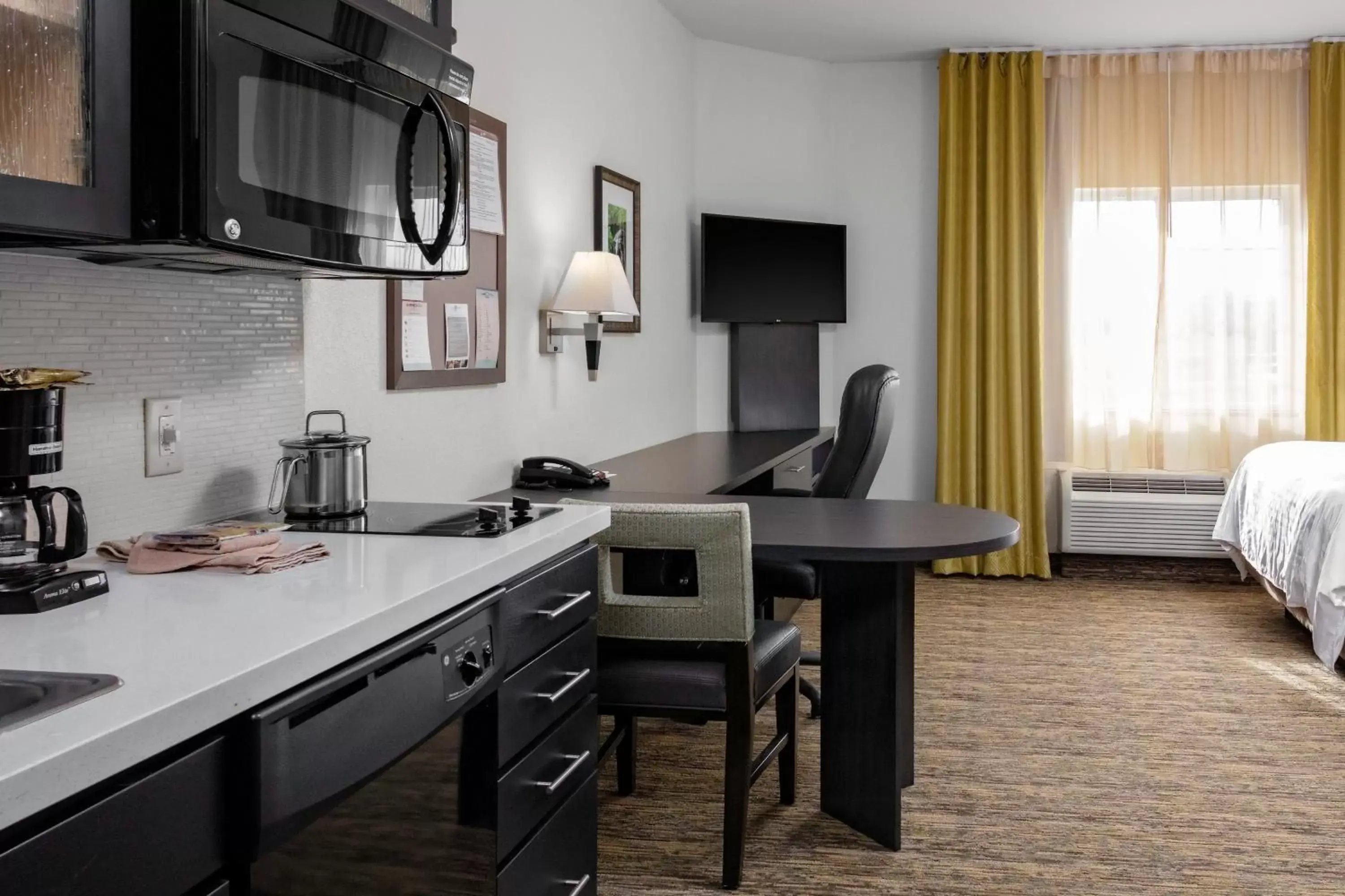 Bedroom, Kitchen/Kitchenette in Candlewood Suites Warner Robins, an IHG Hotel