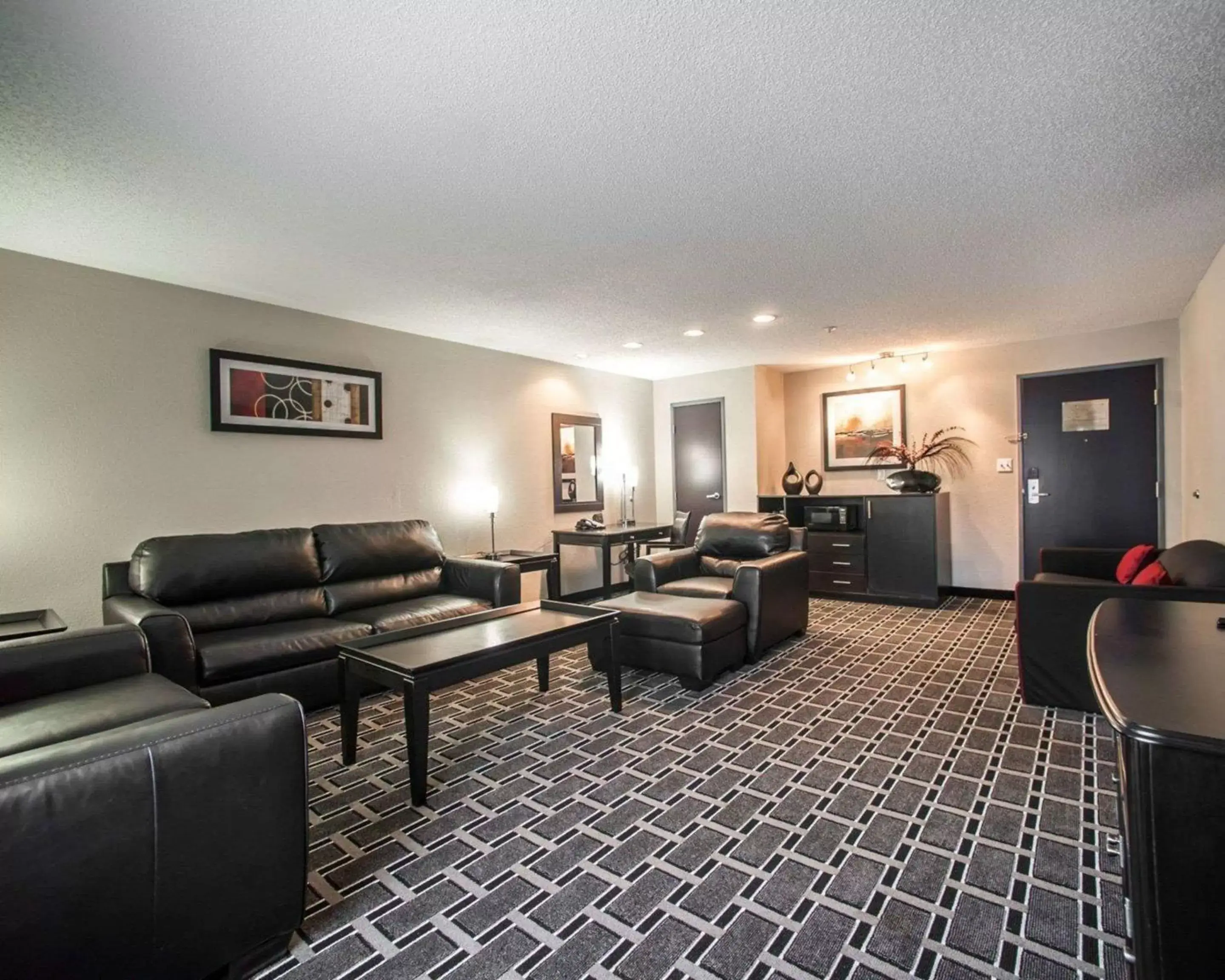 Bedroom, Seating Area in Comfort Suites Airport Nashville