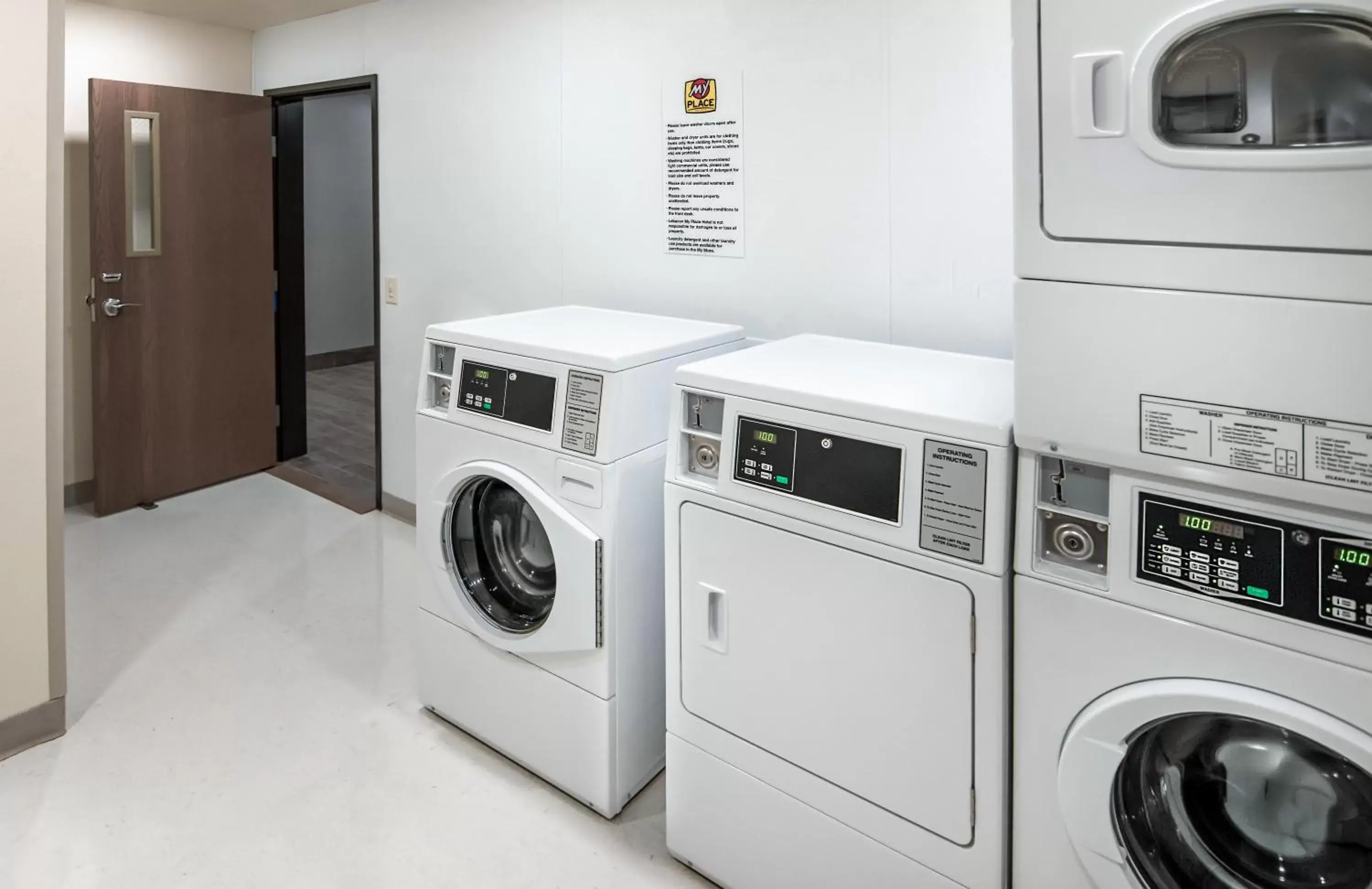 washing machine, Kitchen/Kitchenette in My Place Hotel-Jacksonville-Camp Lejune, NC