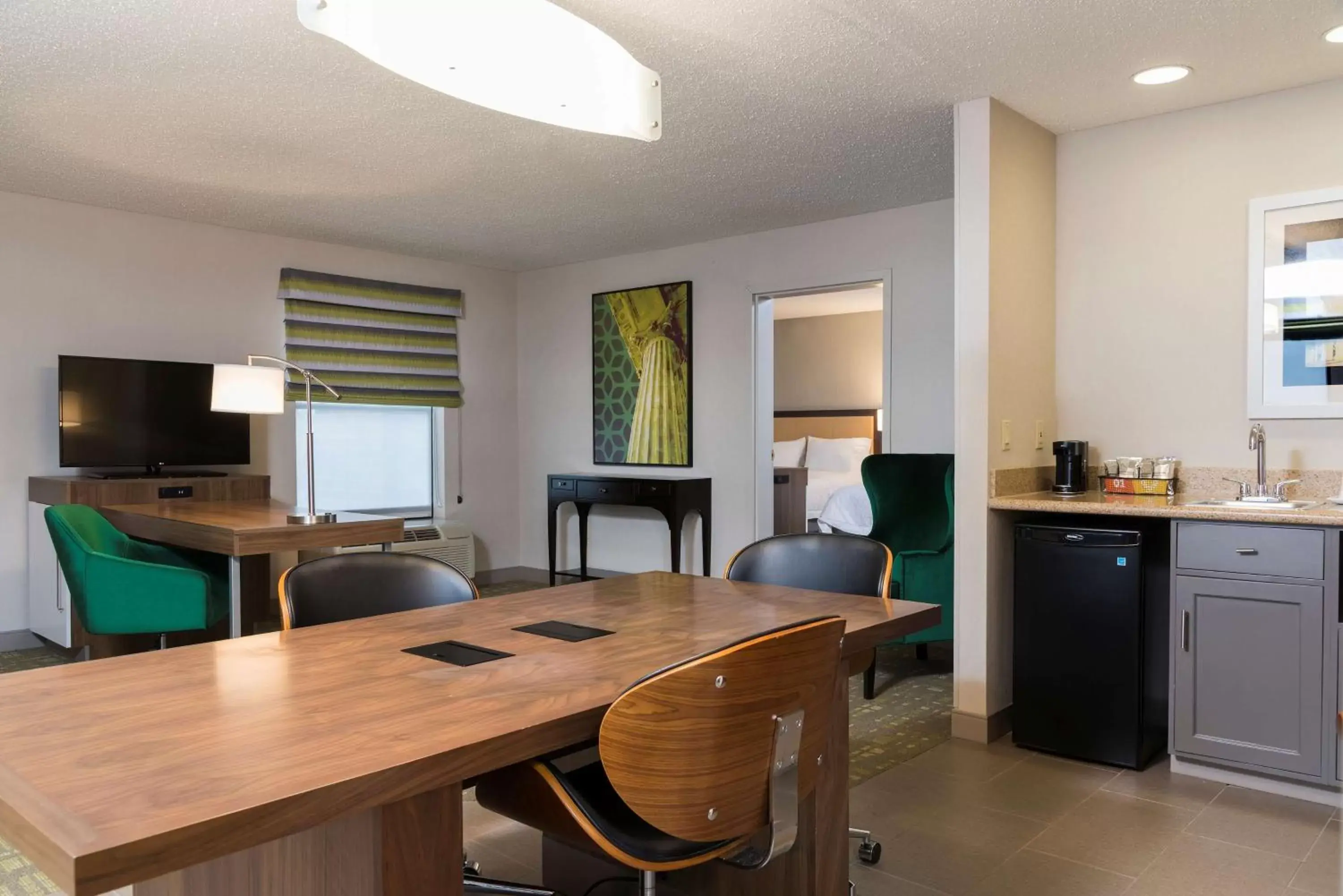 Bedroom, Kitchen/Kitchenette in Hampton Inn & Suites East Lansing