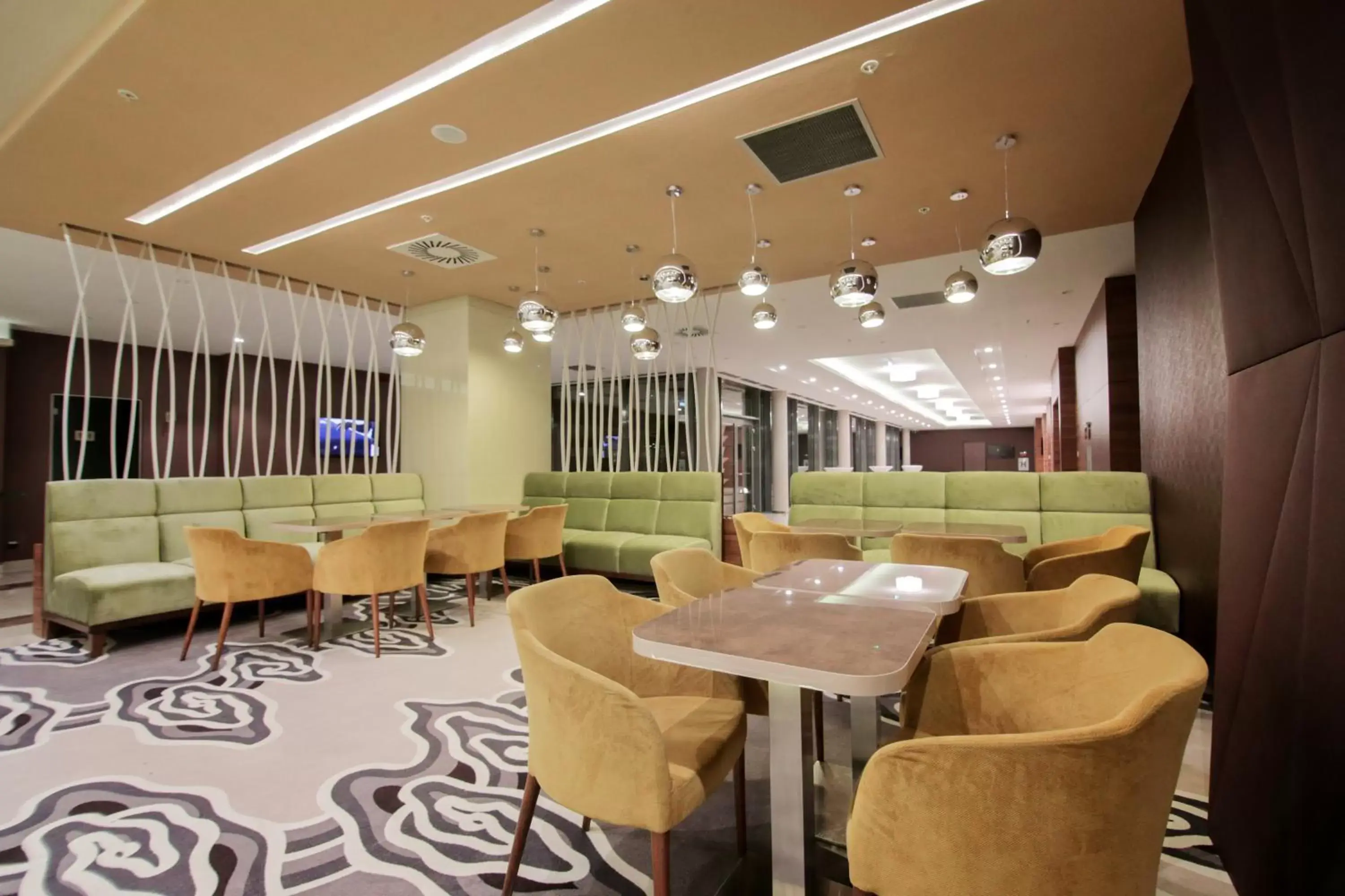 Lounge or bar in Ramada Plaza Craiova