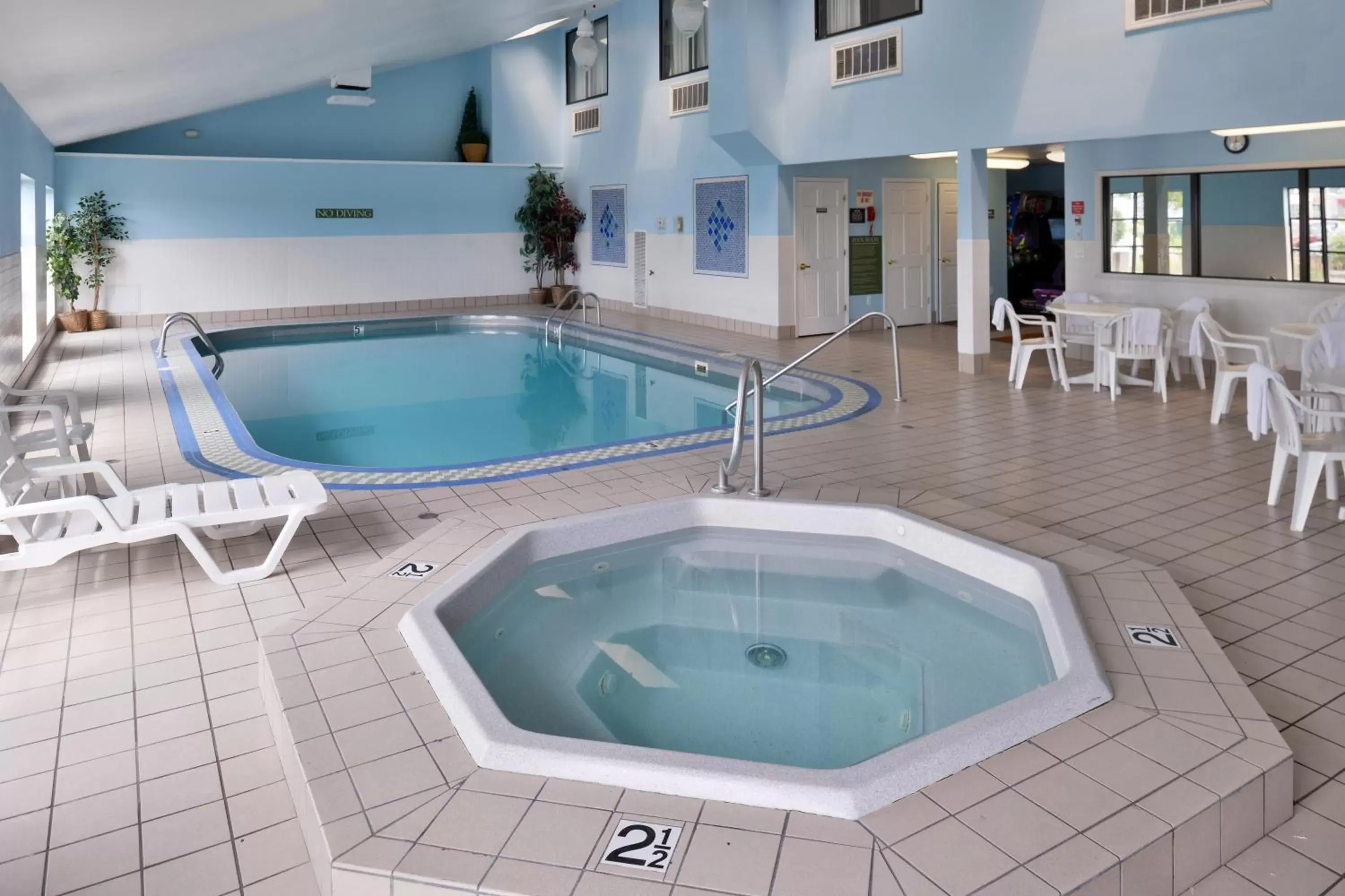 Swimming Pool in Country Inn & Suites by Radisson, Fargo, ND