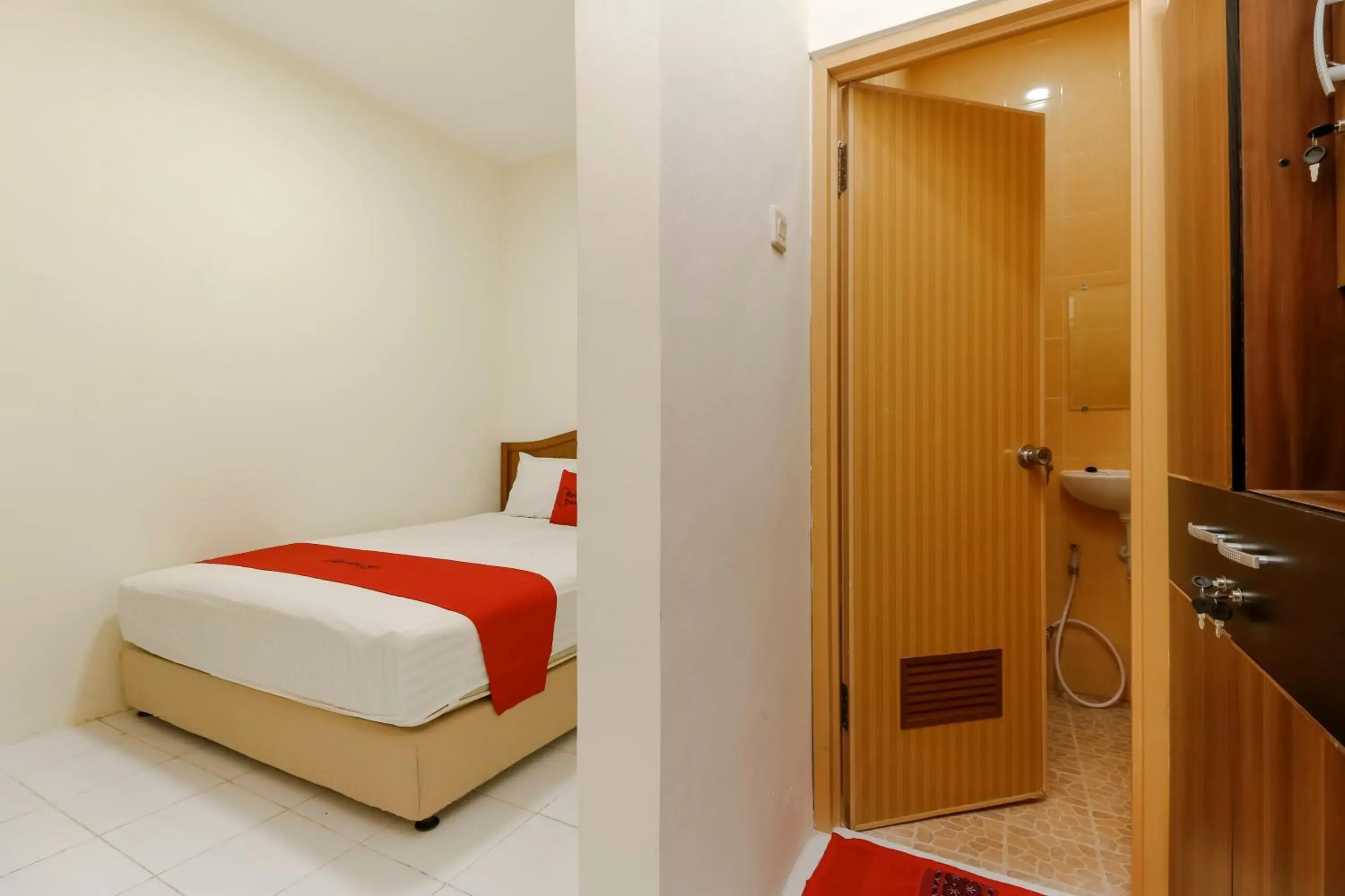 Bedroom, Bathroom in RedDoorz Plus near Ciputra World Kuningan 2