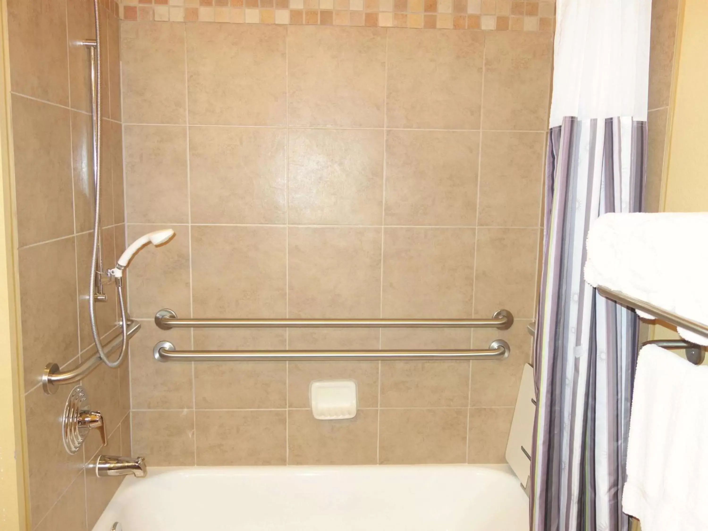 Photo of the whole room, Bathroom in La Quinta Inn & Suites by Wyndham Eastland