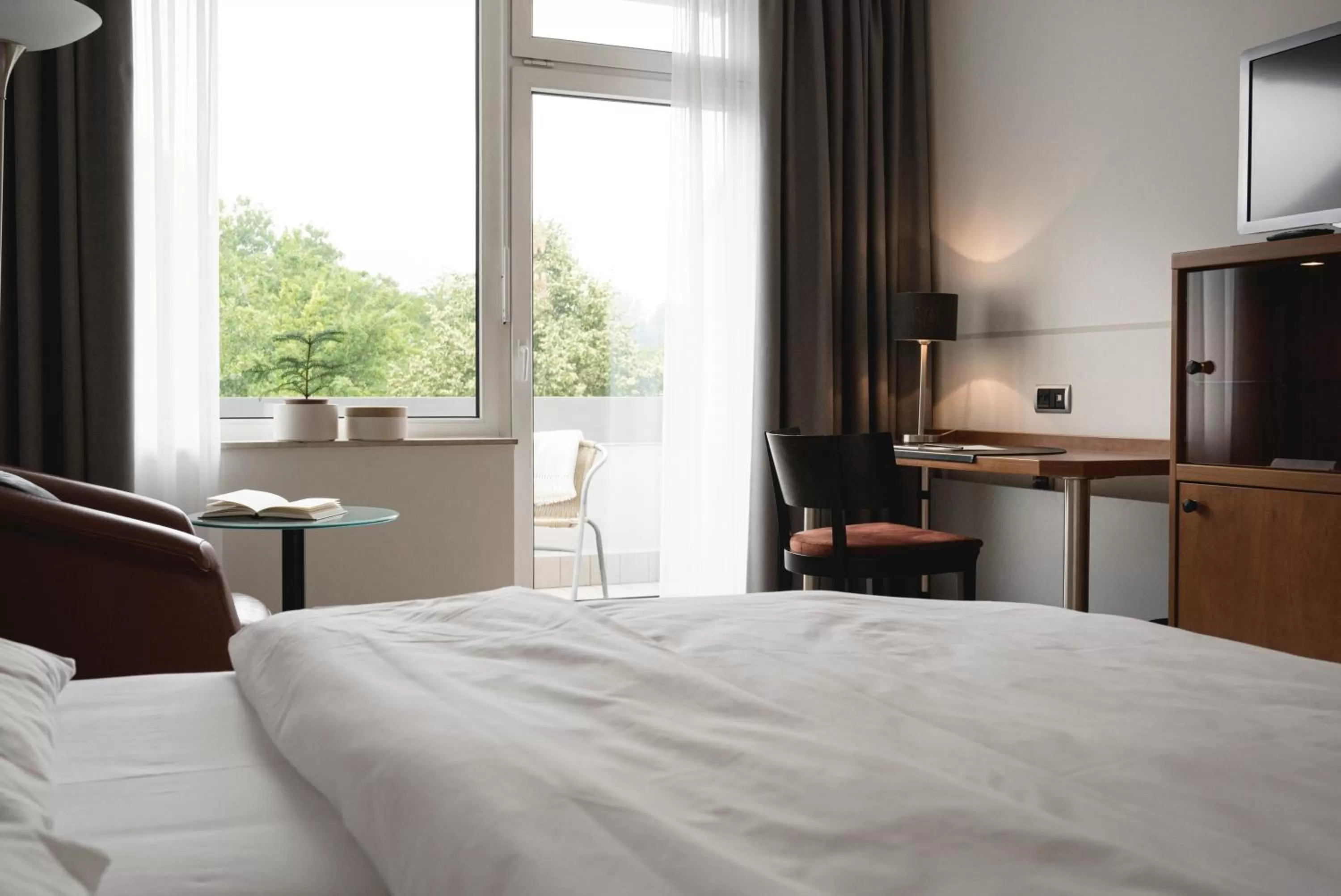 Photo of the whole room, Bed in Hotel VierJahreszeiten am Seilersee