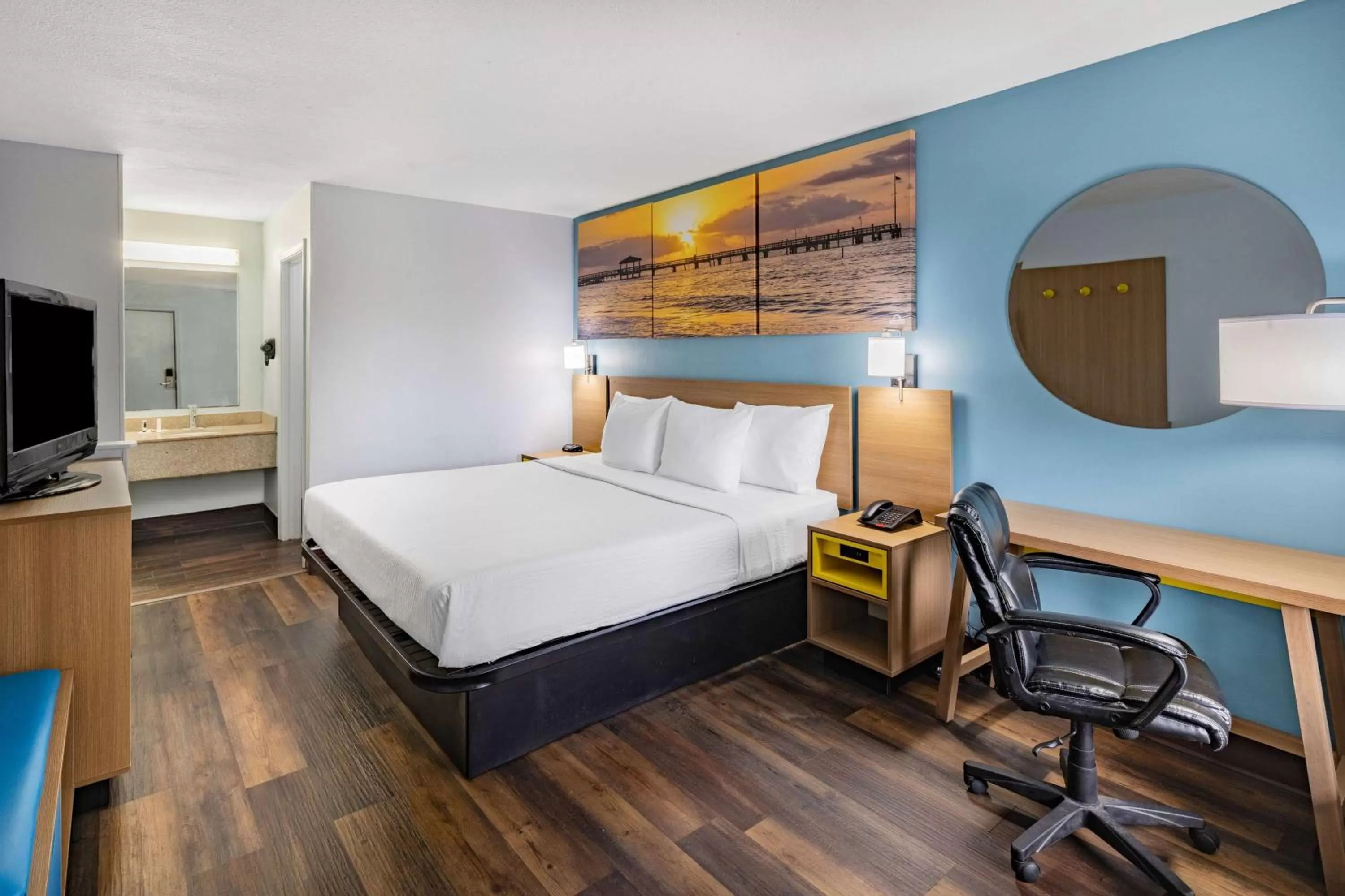 Photo of the whole room, Bed in Days Inn by Wyndham Pensacola I-10