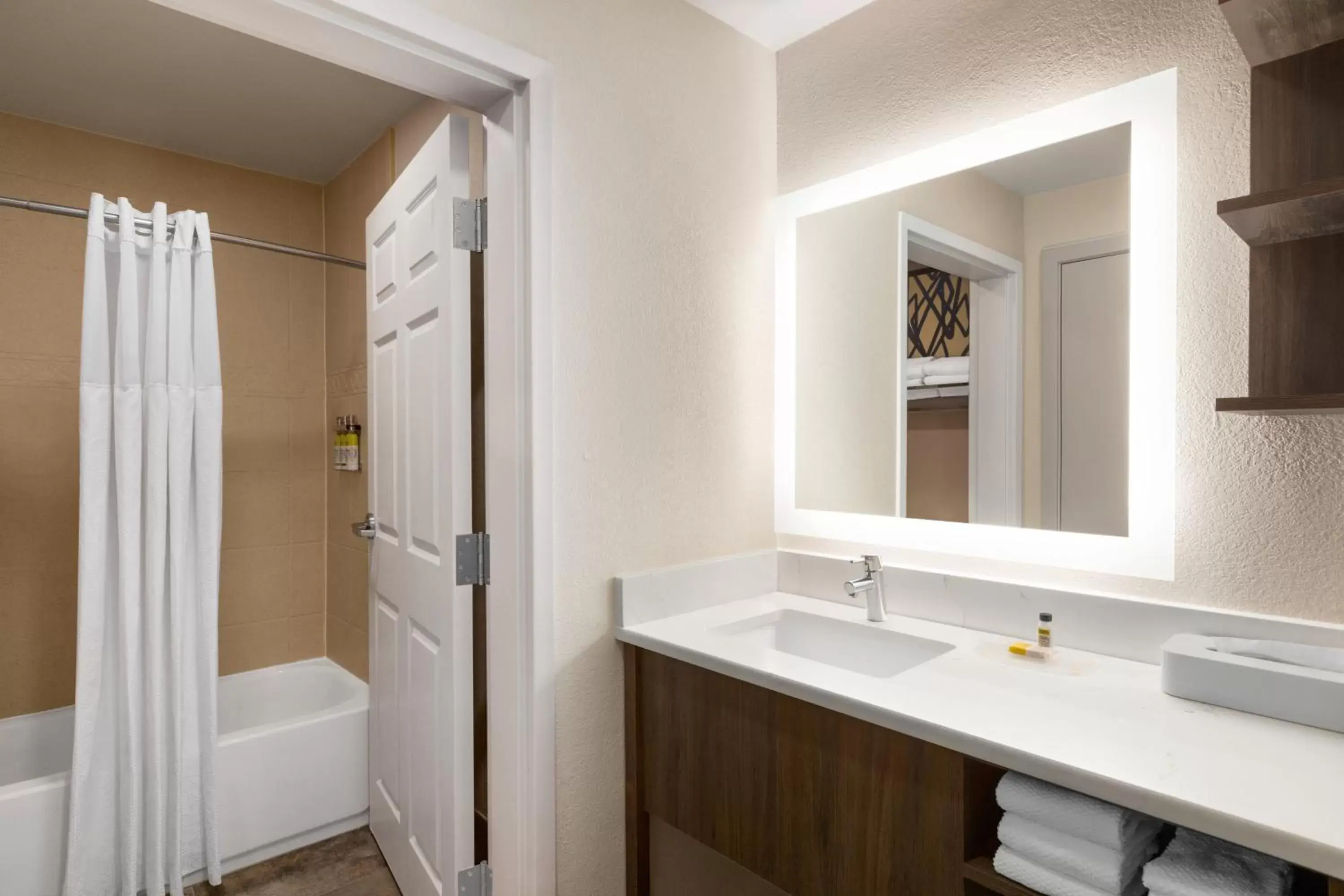 Photo of the whole room, Bathroom in Staybridge Suites Quantico-Stafford, an IHG Hotel