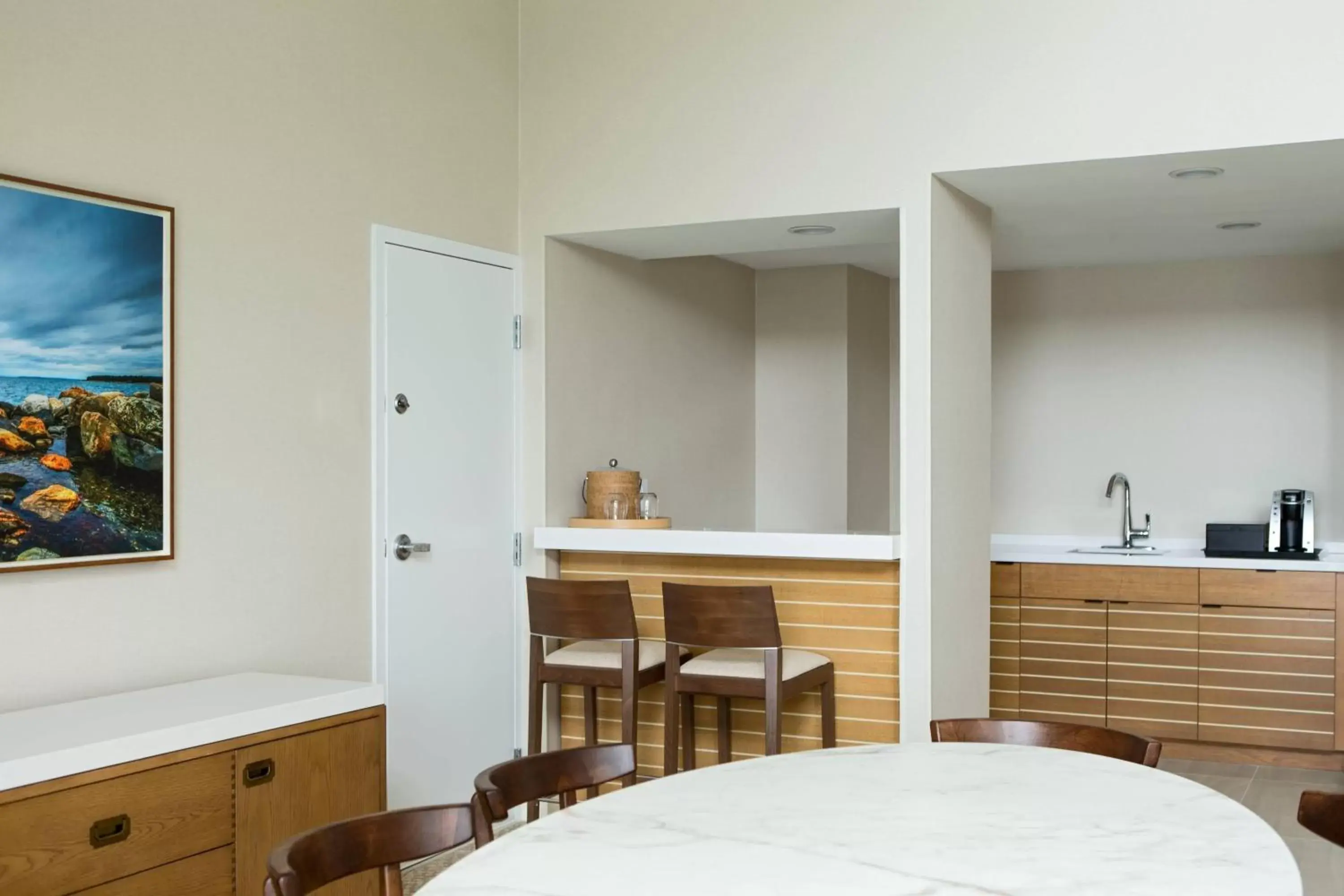 Kitchen or kitchenette, Dining Area in Newport Marriott Hotel & Spa