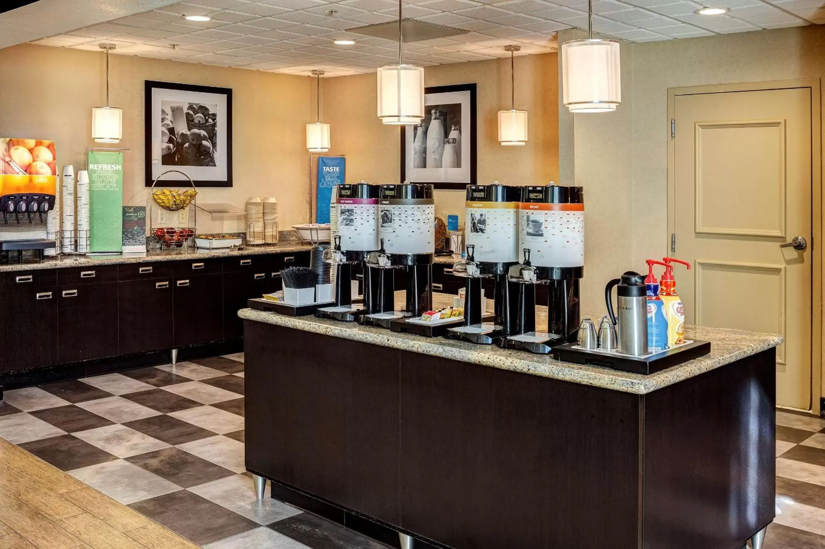 Dining area in Hampton Inn & Suites Palm Desert