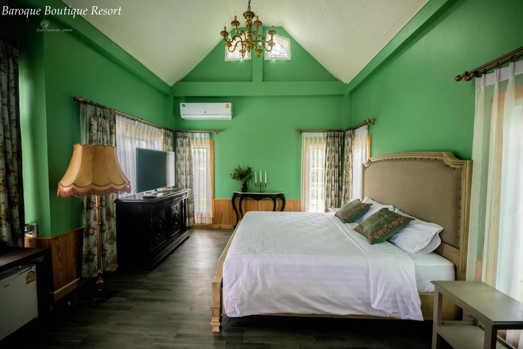 Photo of the whole room, Bed in Baroque Boutique Resort