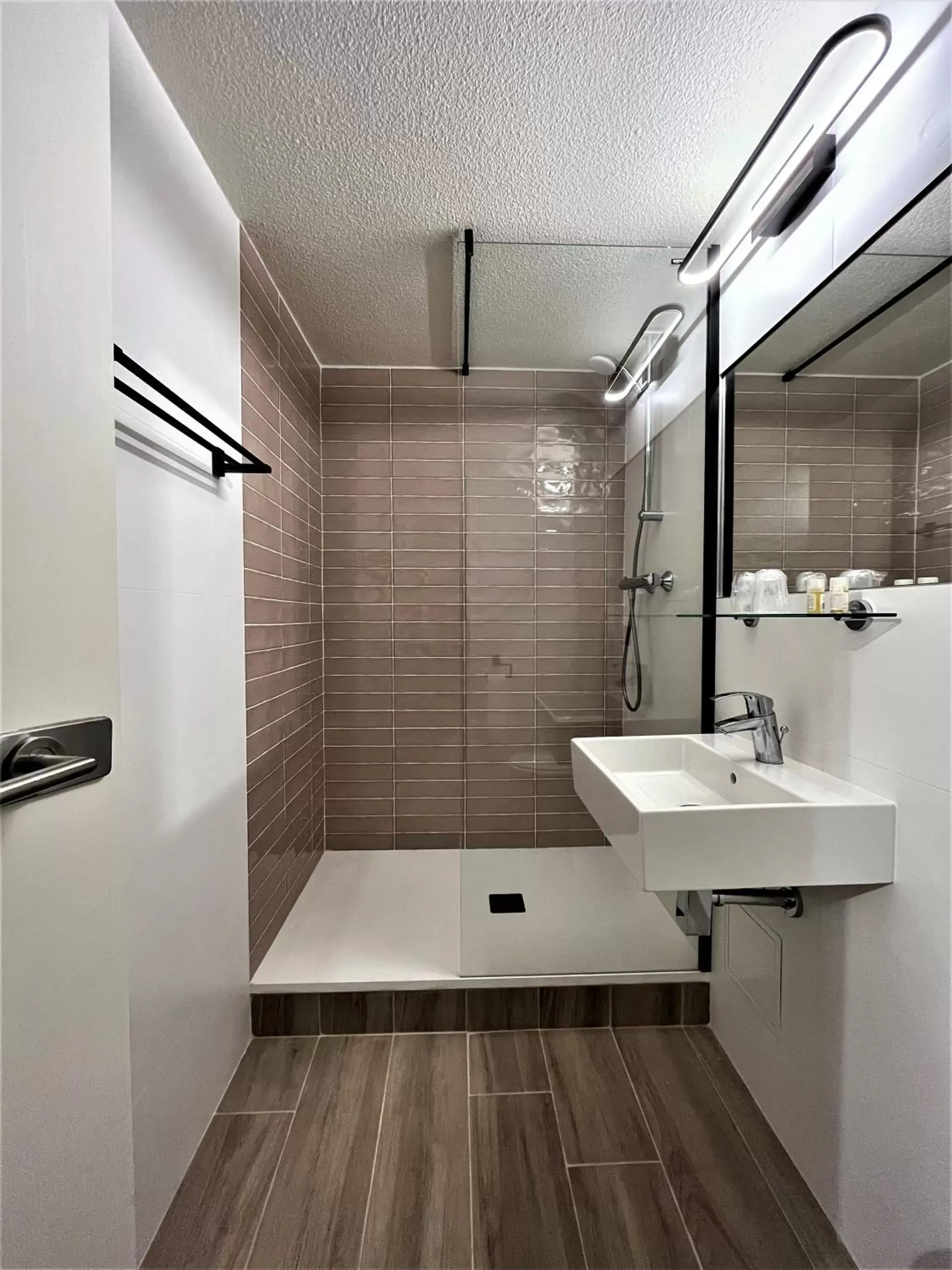 Shower, Bathroom in KYRIAD MARSEILLE - Vitrolles Aéroport