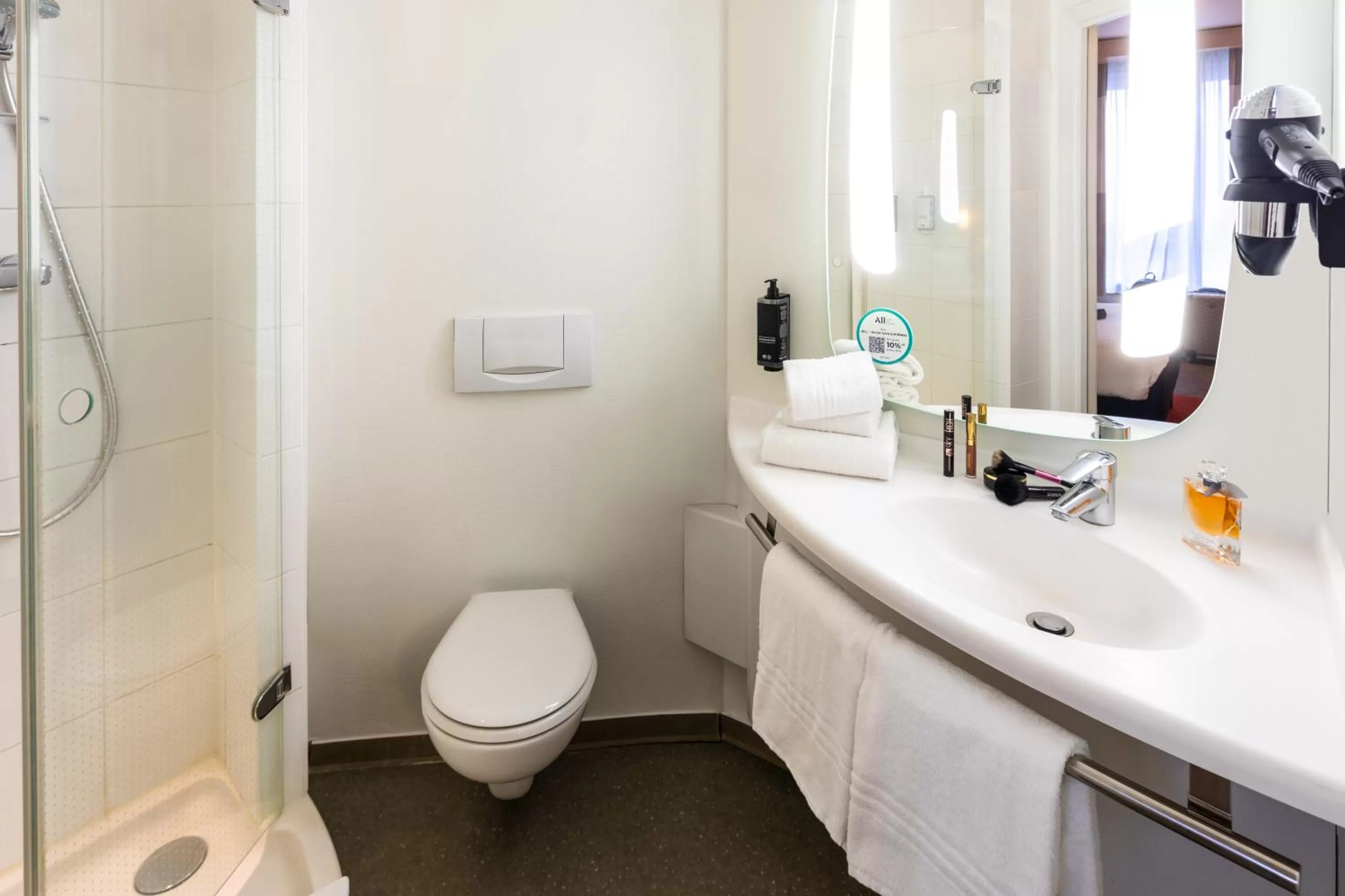 Shower in ibis Hotel Brussels Centre Gare du Midi