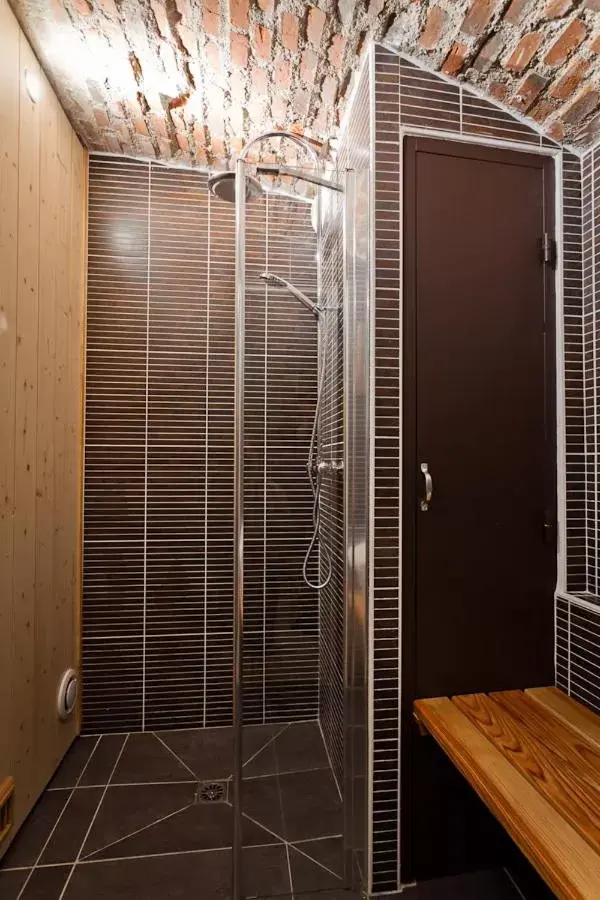 Shower, Bathroom in Le Clos d'Amboise