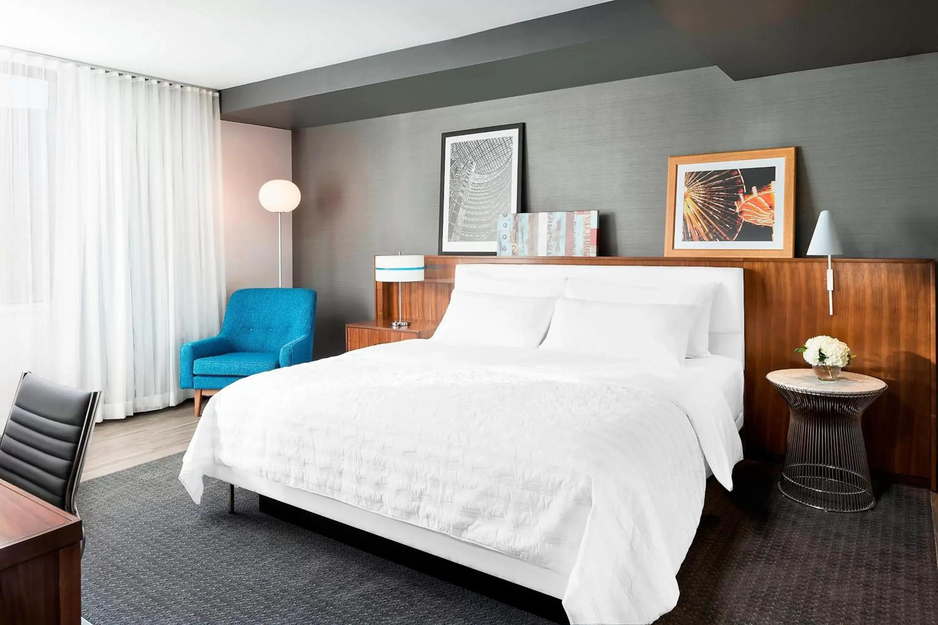 Photo of the whole room, Bed in Le Méridien Chicago - Oakbrook Center