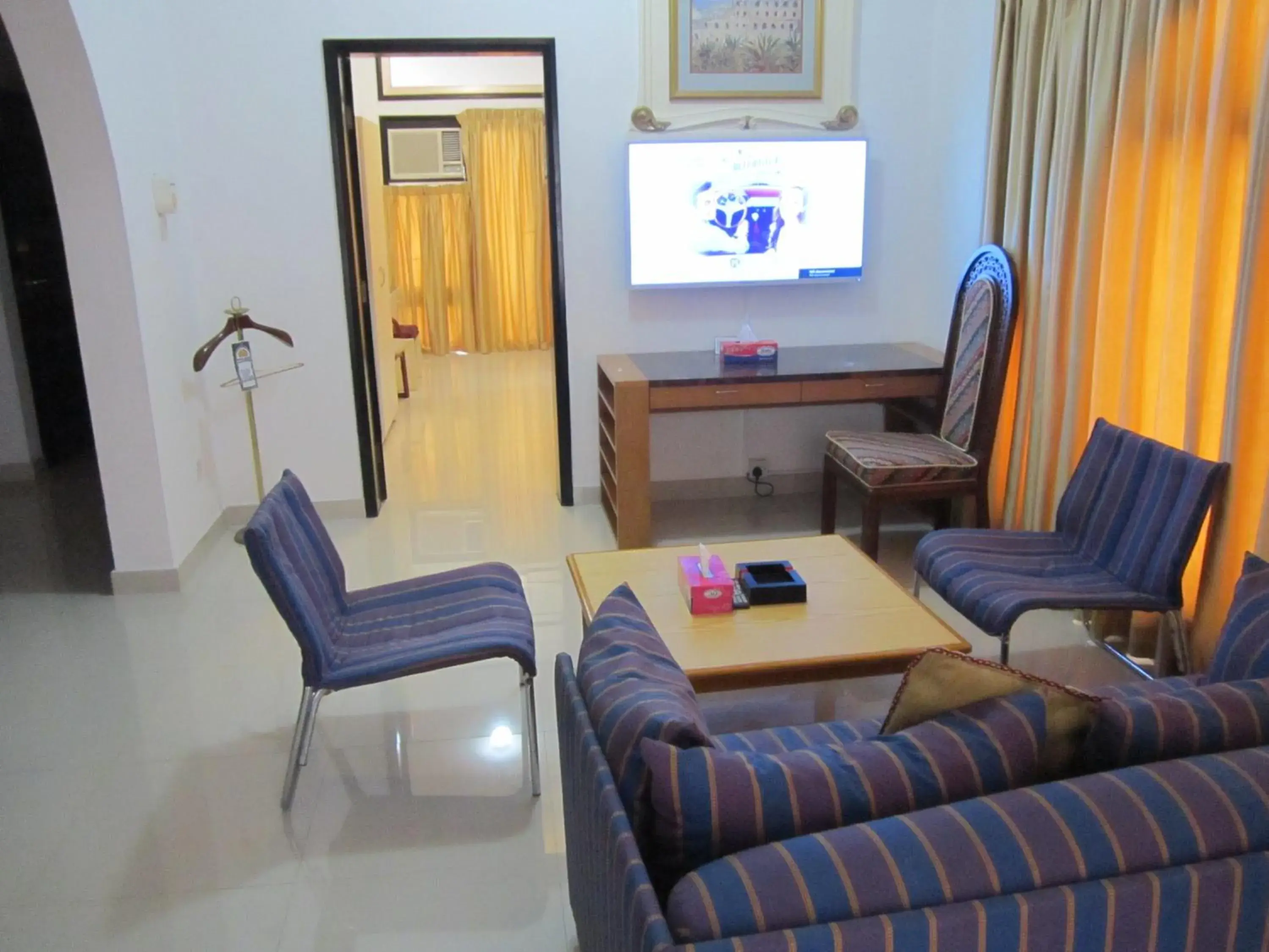 Living room, Lounge/Bar in Qurum Beach Hotel