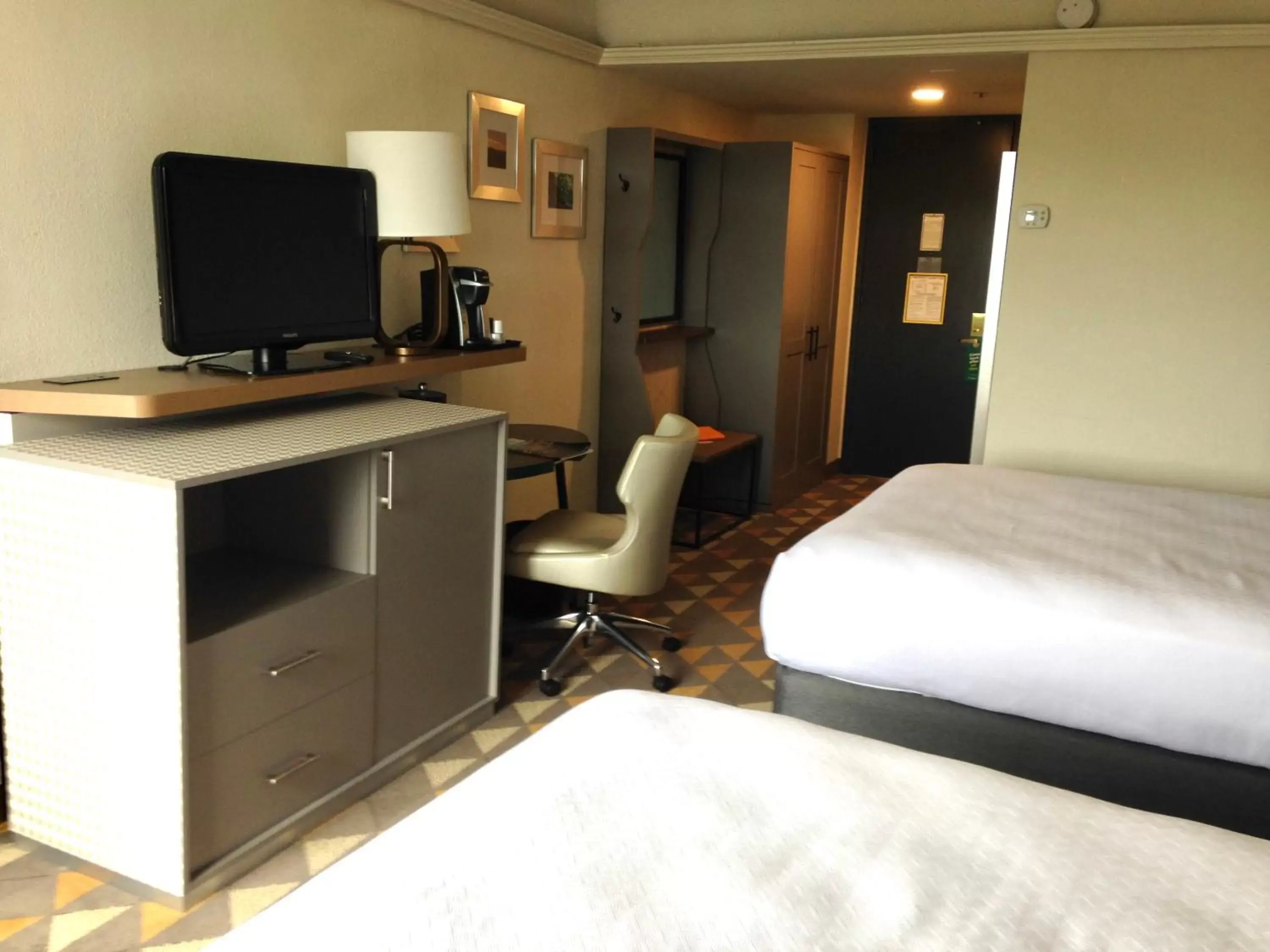 Bed, TV/Entertainment Center in Holiday Inn & Suites Pittsfield-Berkshires, an IHG Hotel