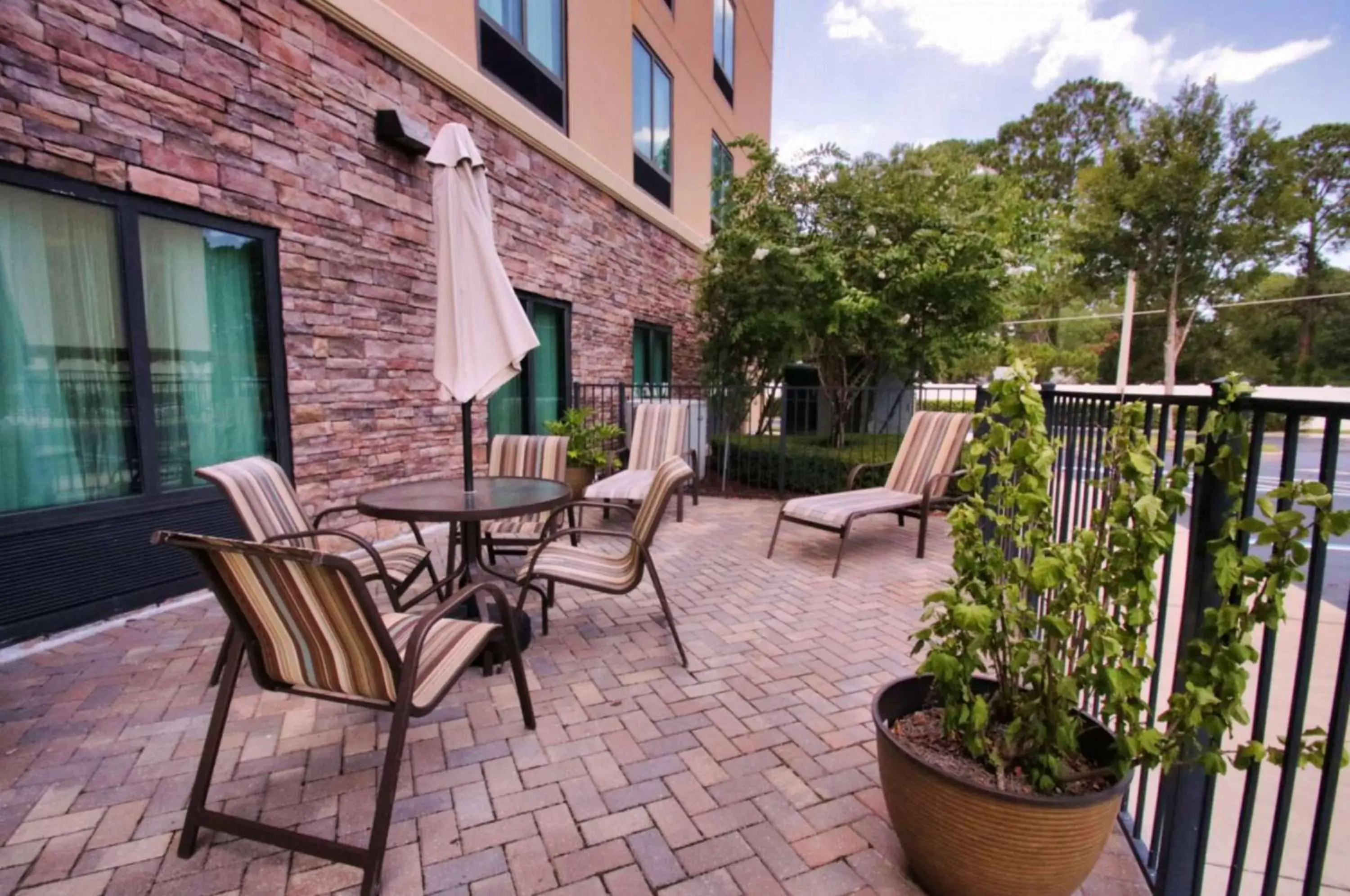 Patio in Hampton Inn & Suites Jacksonville Beach Boulevard/Mayo Clinic