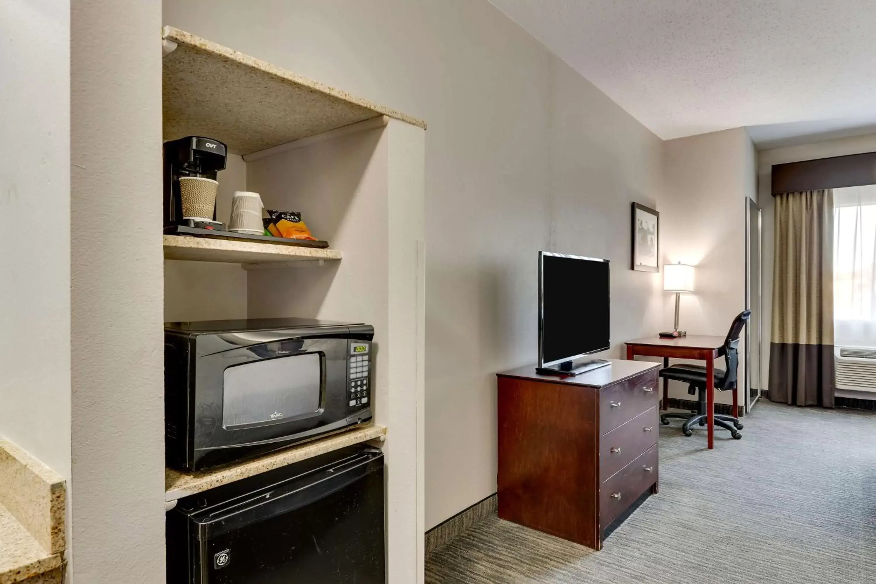 Bedroom, TV/Entertainment Center in Best Western PLUS University Inn & Suites