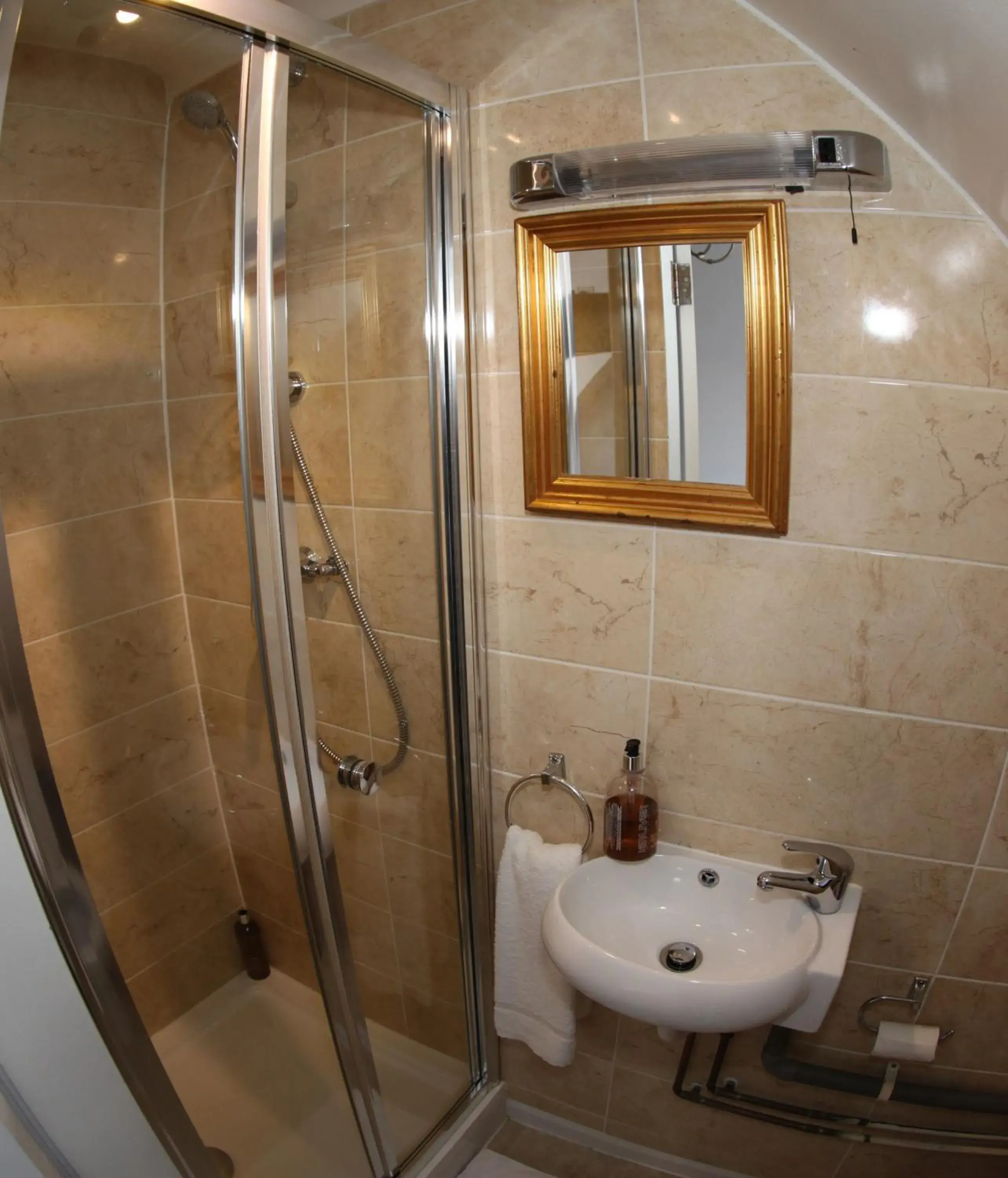 Bathroom in Heathrow Inn Hotel
