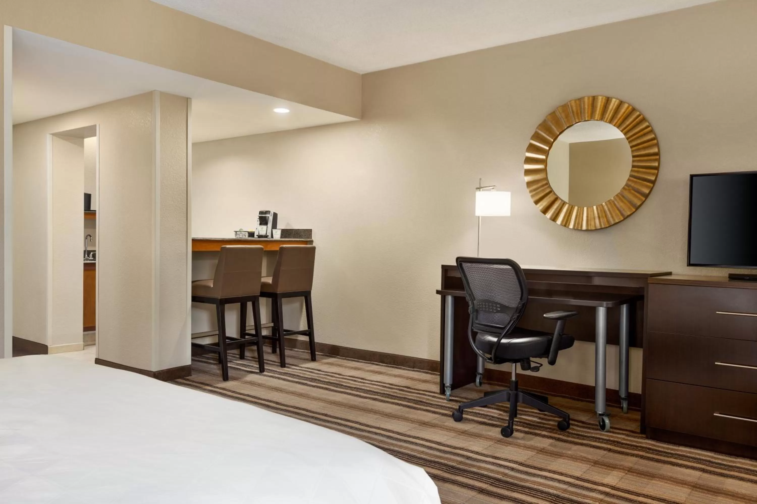 Photo of the whole room, Bed in Holiday Inn Washington-Dulles International Airport by IHG