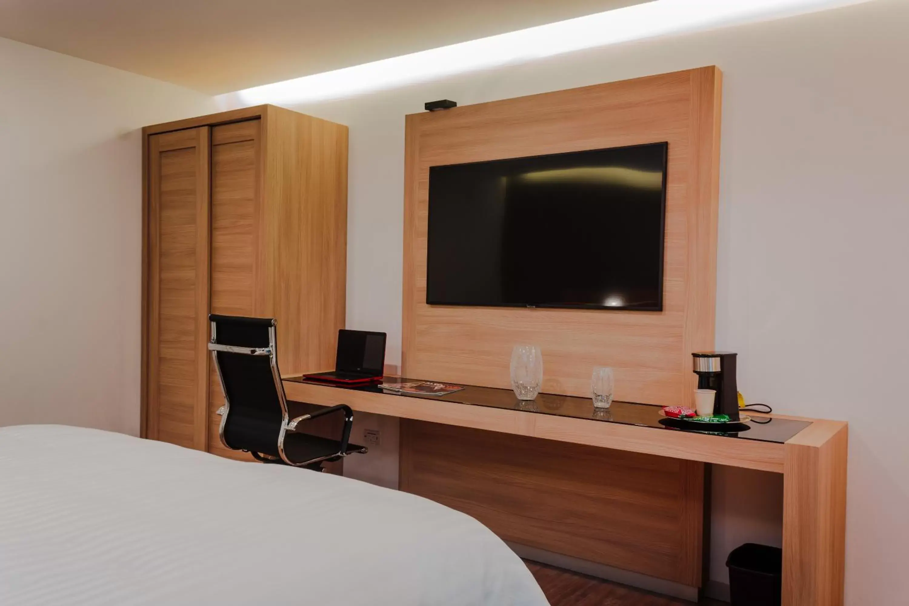 TV and multimedia, TV/Entertainment Center in Hotel Kavia Monterrey