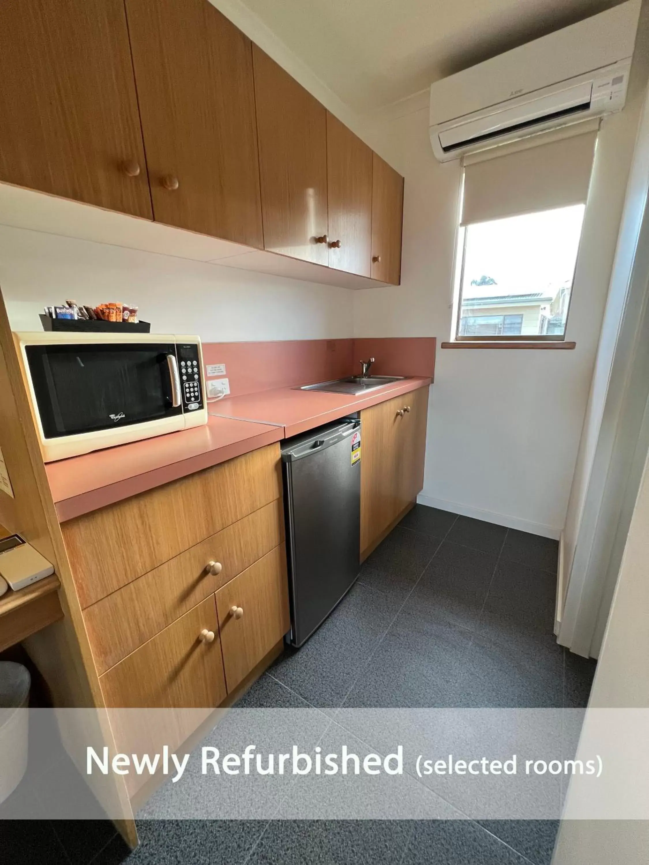 Kitchen or kitchenette, Kitchen/Kitchenette in Summerhill Motor Inn