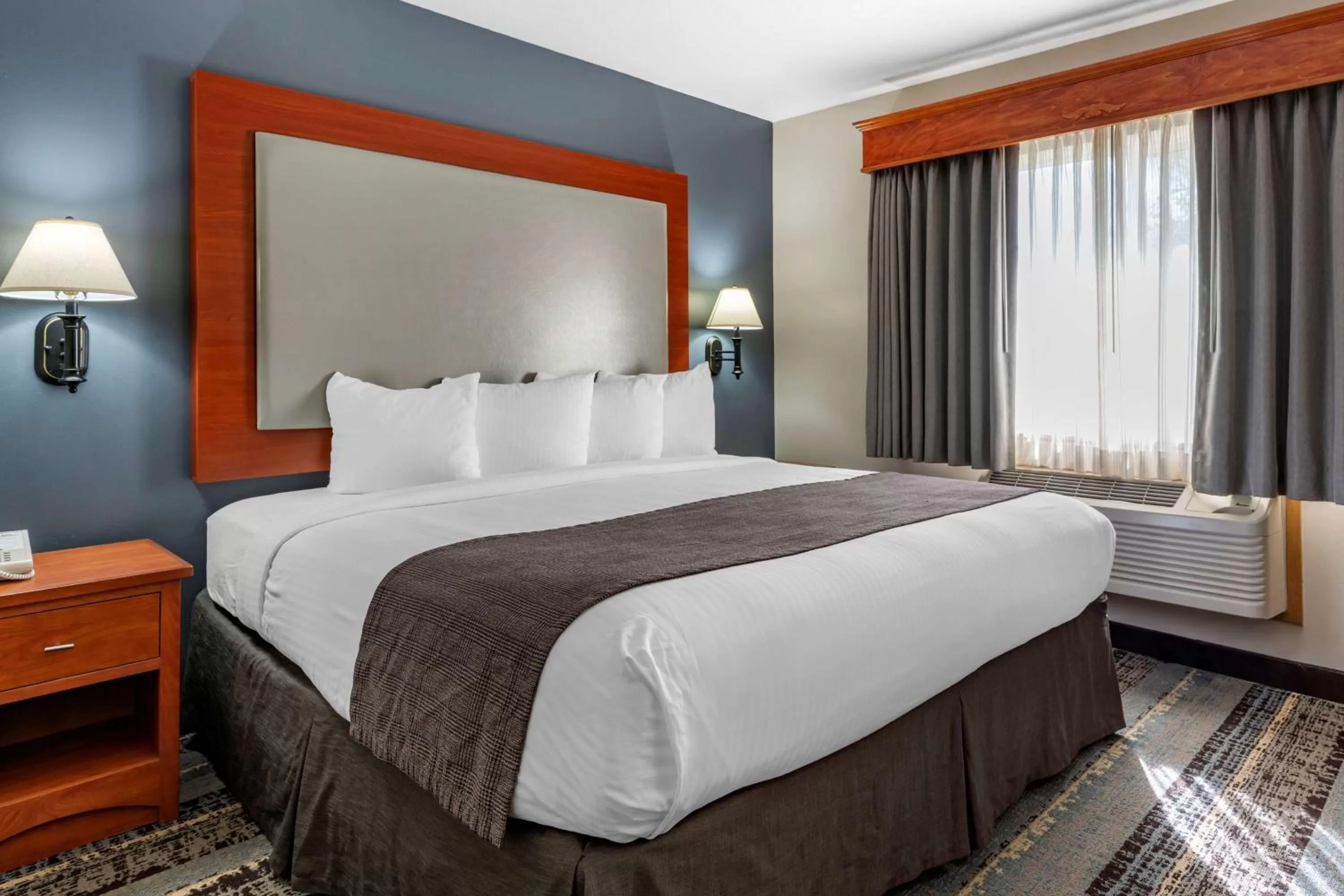 Bedroom, Bed in Best Western Newberg Inn