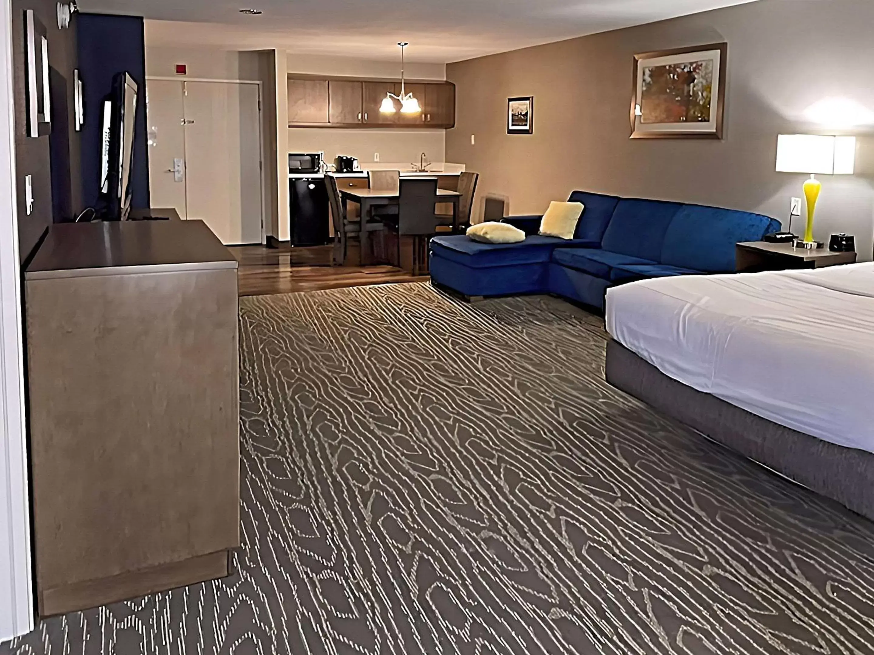 Bedroom in Comfort Inn & Suites Tipp City - I-75