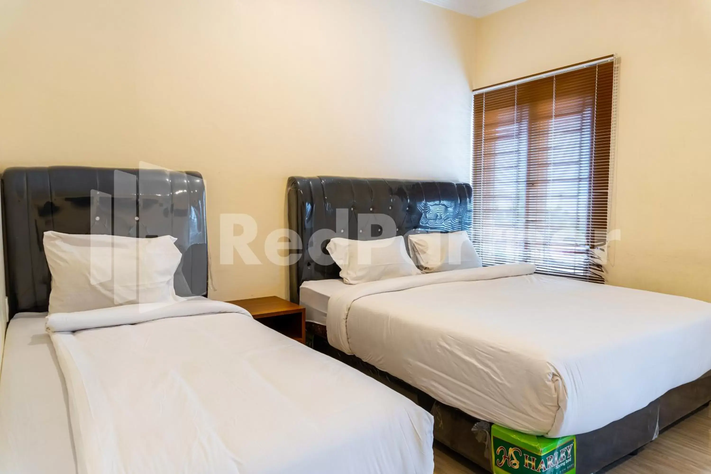 Bedroom, Bed in Adam Malik Guesthouse near Regale ICC Medan RedPartner