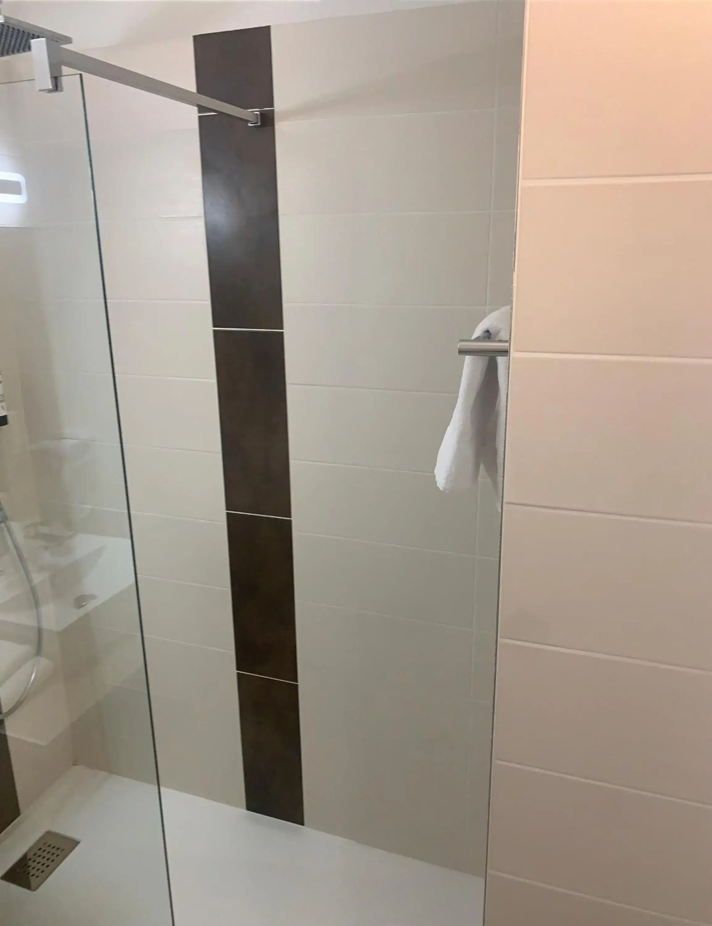 Shower, Bathroom in Hôtel des Etats-Unis